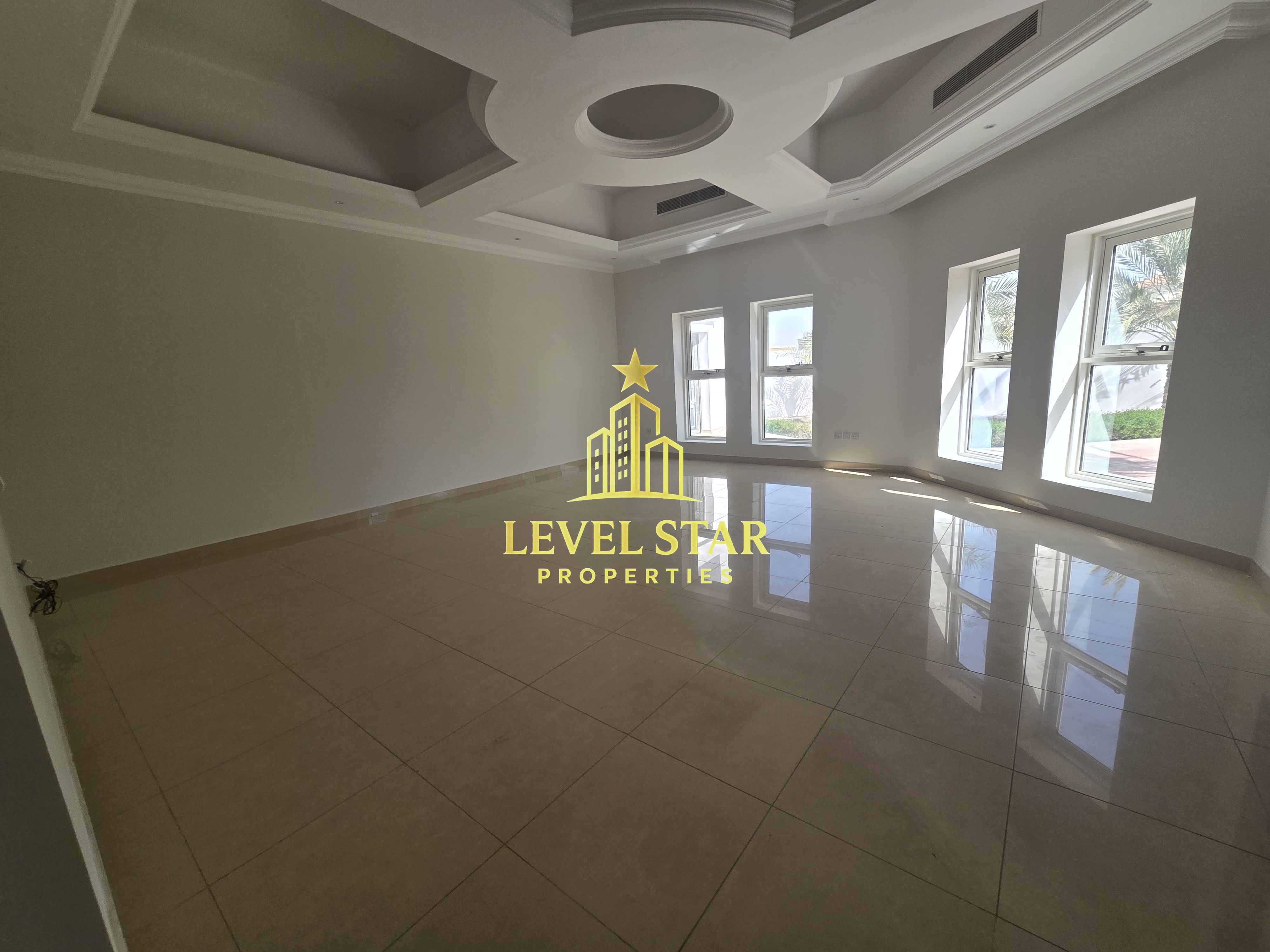 LUXURIOUS . 5 bedrooms . SERVICE BLOCK . garden