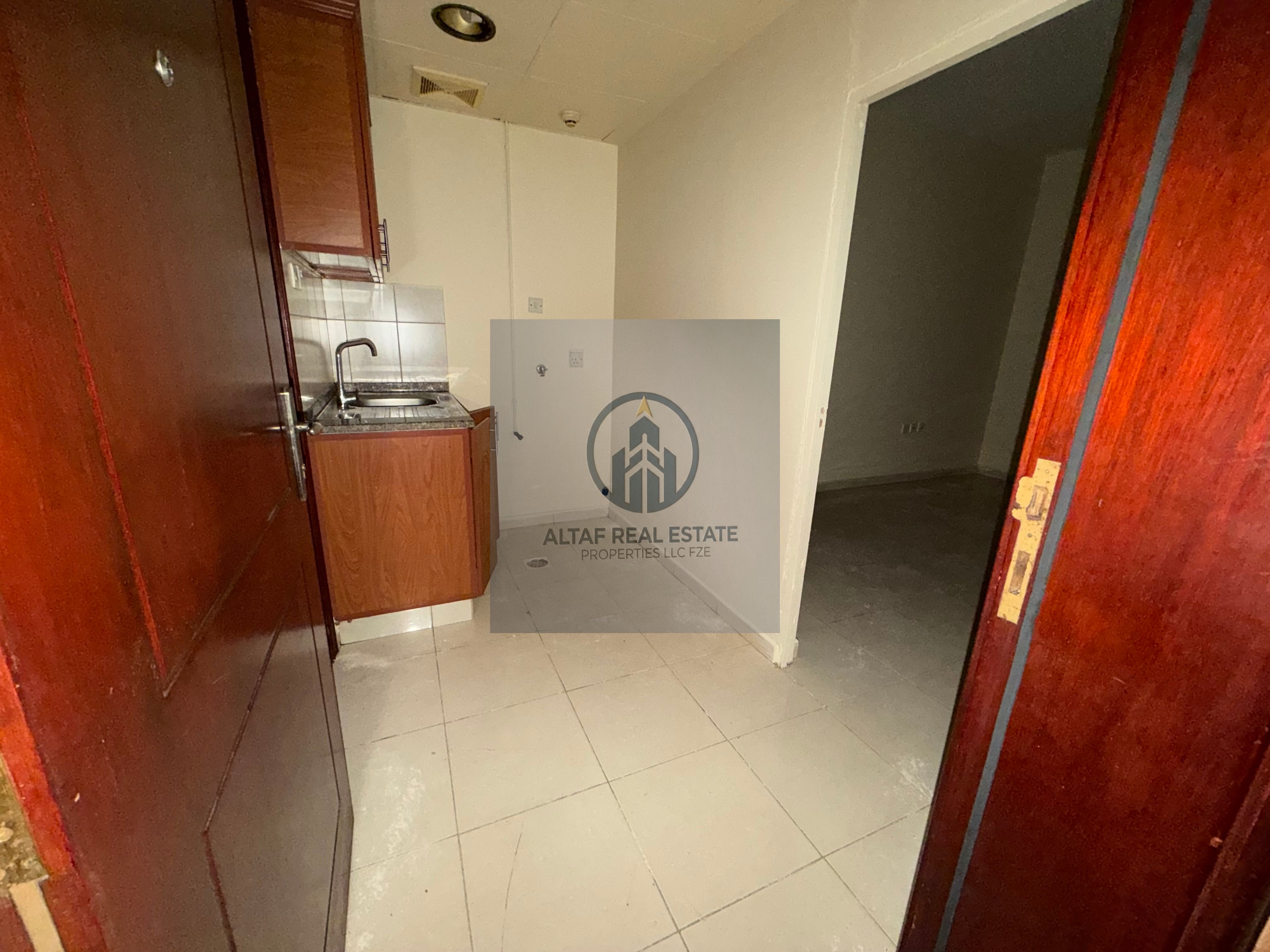 Spacious studio with separate kitchen space in Rolla just 18k