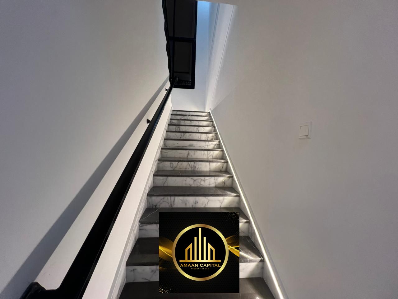 Al-Haliyo 2 Opposite the mosque. 5 master bedrooms and a living room on the first floor, and a large living room on the ground floor. Also includes