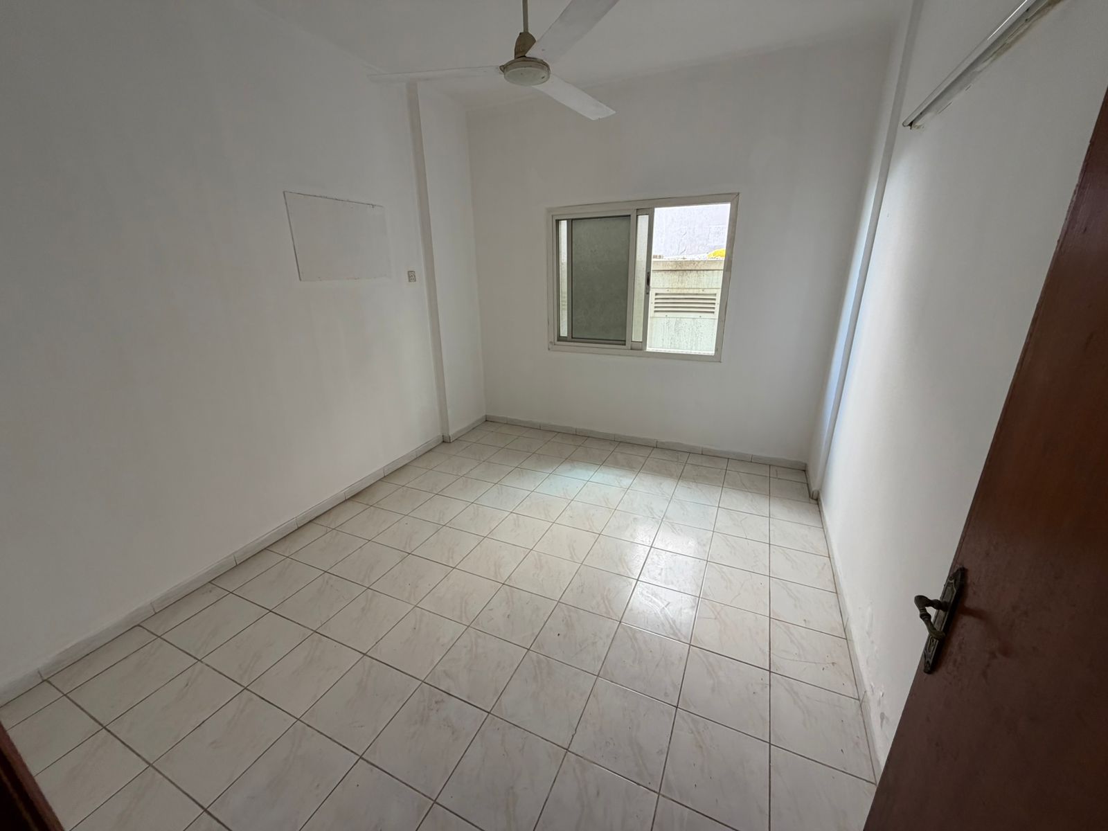 Two rooms and a hall for annual rent, ground floor, in a prime location, second row from Ajman Corniche, close to the sea and all daily services.