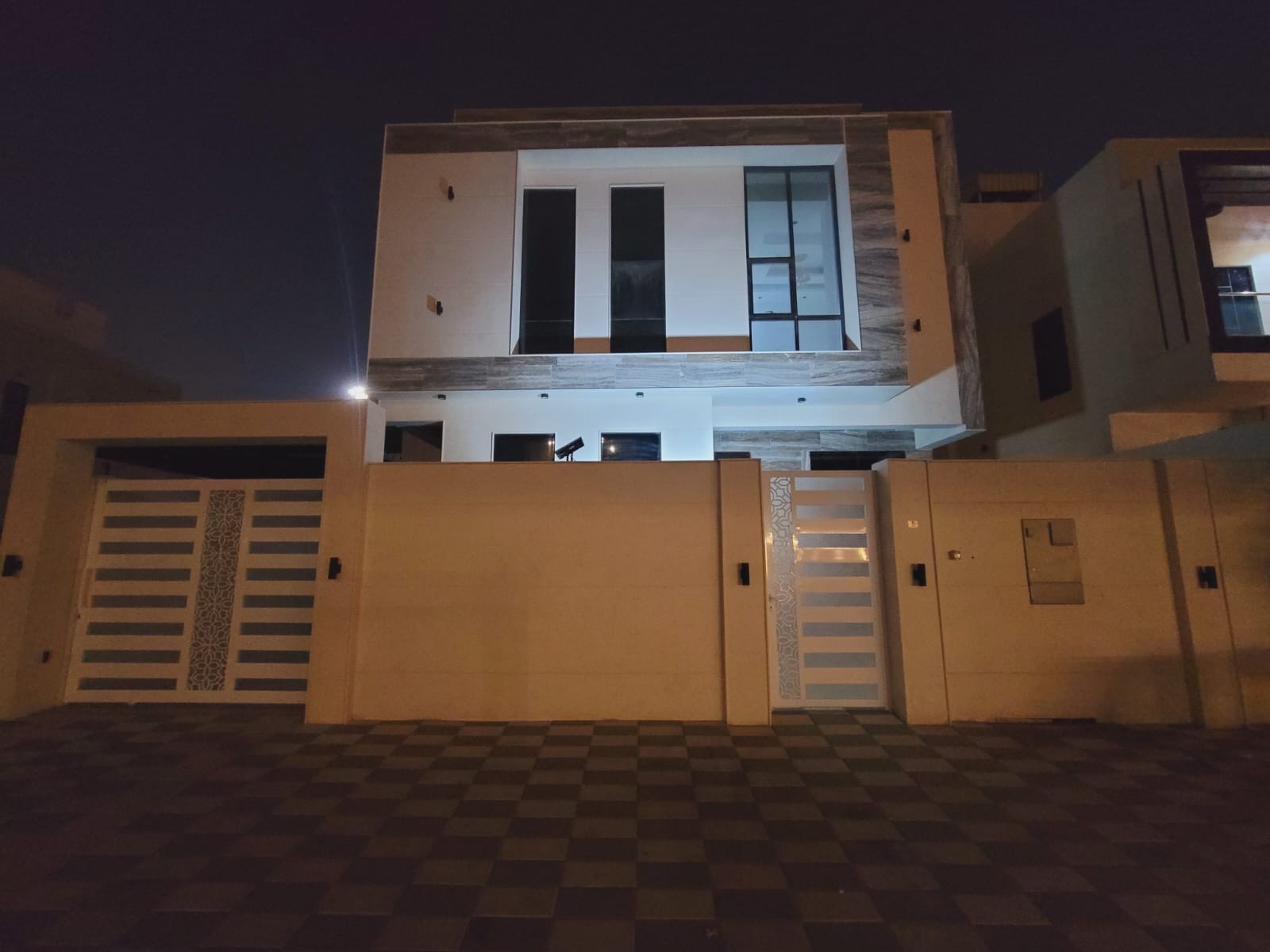 Luxurious 5-bedroom villa for rent in the prestigious Al Yasmeen area