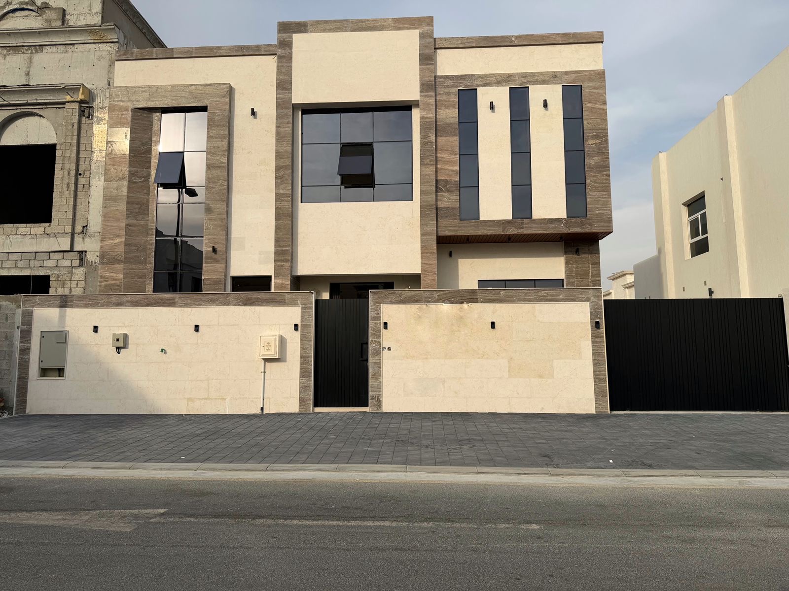 Villa for Sale in Al Hoshi Sharjah with High-Quality Finishing, 4 Master Bedrooms, Majlis, Living Hall, Maid Room and Large Kitchen