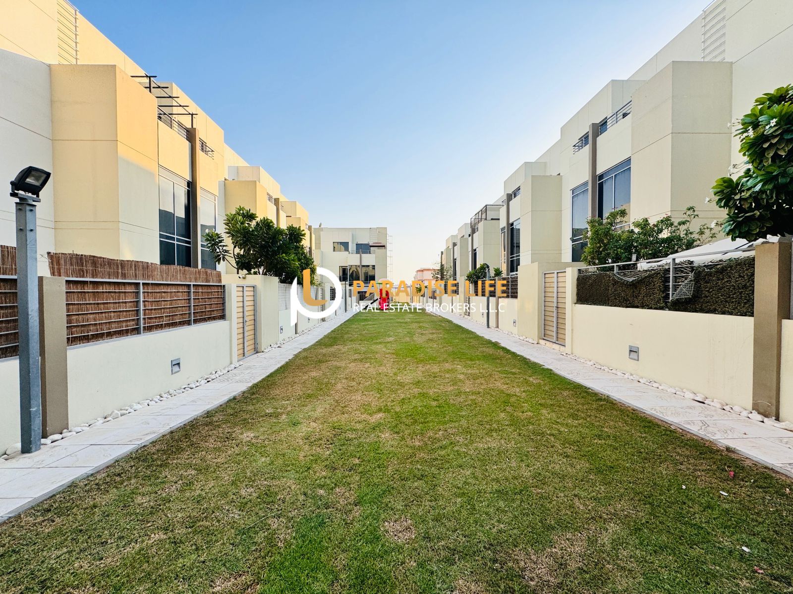 ONE OF ONE-4 BEDROOM ALL EN SUITE-MAIDS-SHARED POOL-GARDEN-PVT BACKYARD-GYM-AWAY FROM FLIGHT