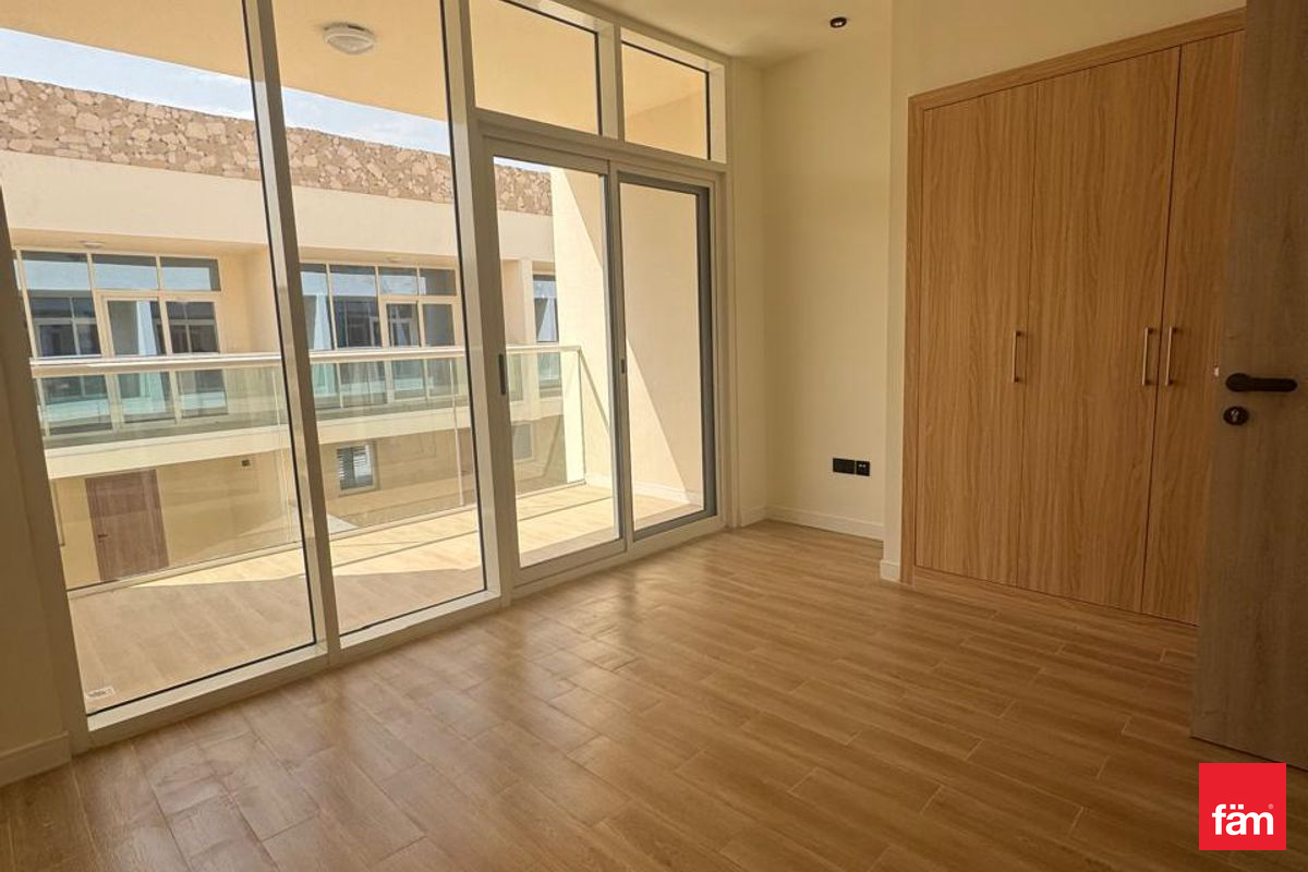Spacious 2br Townhouse + Store | Cheques Up To 6