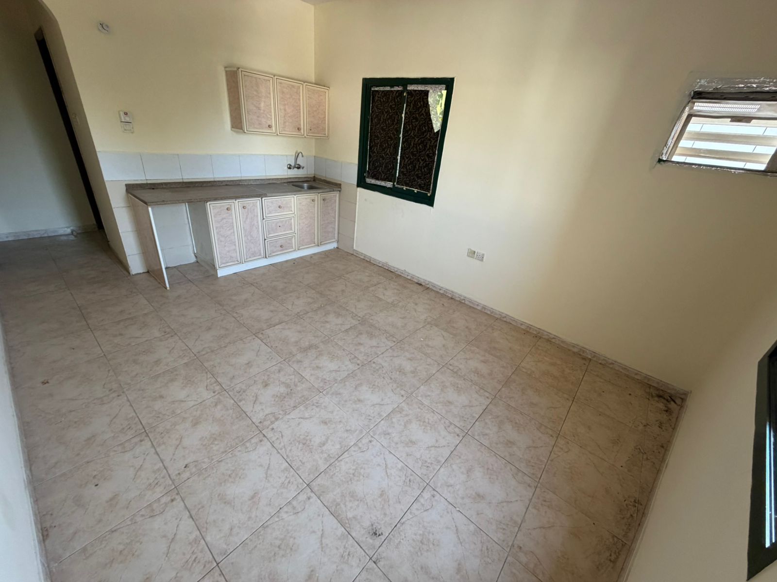 Studio apartment for annual rent Al Rashidiya 1 – Ajman | Next to the fish market