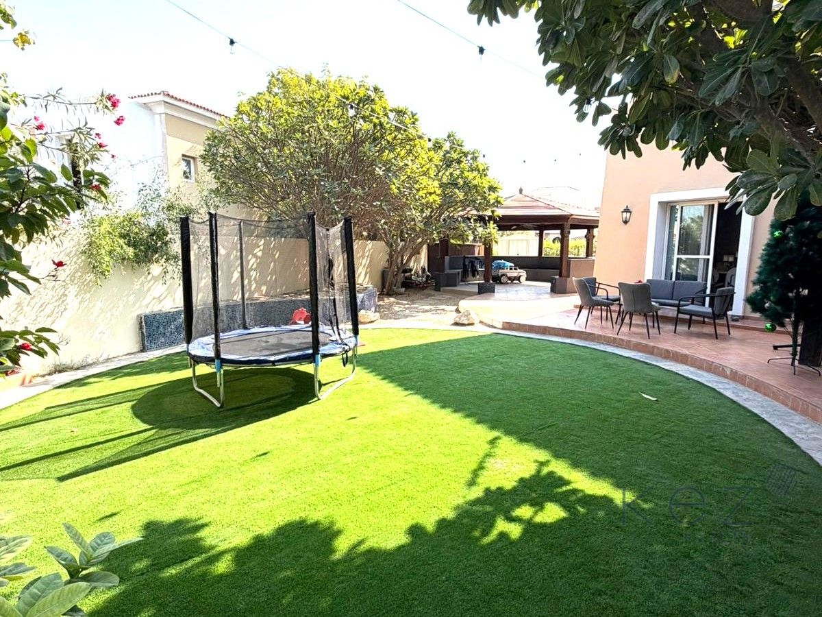 4 Bed | Huge Corner Plot | End Unit Villa