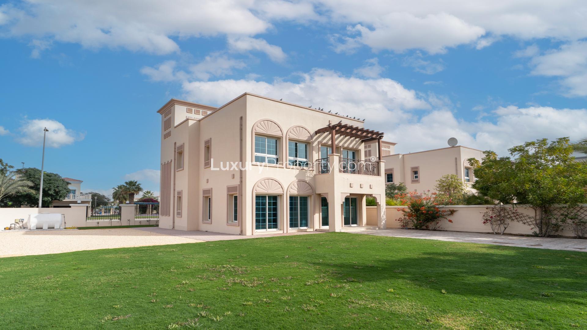 Corner : refreshed: large bedrooms: 2bed + maids