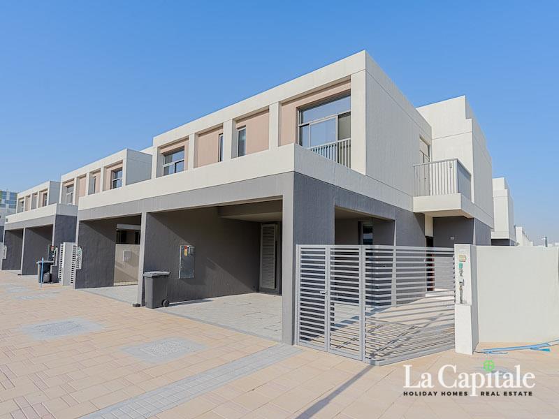 Spacious 3 BEDROOM+MAID | Middle unit | Single Row