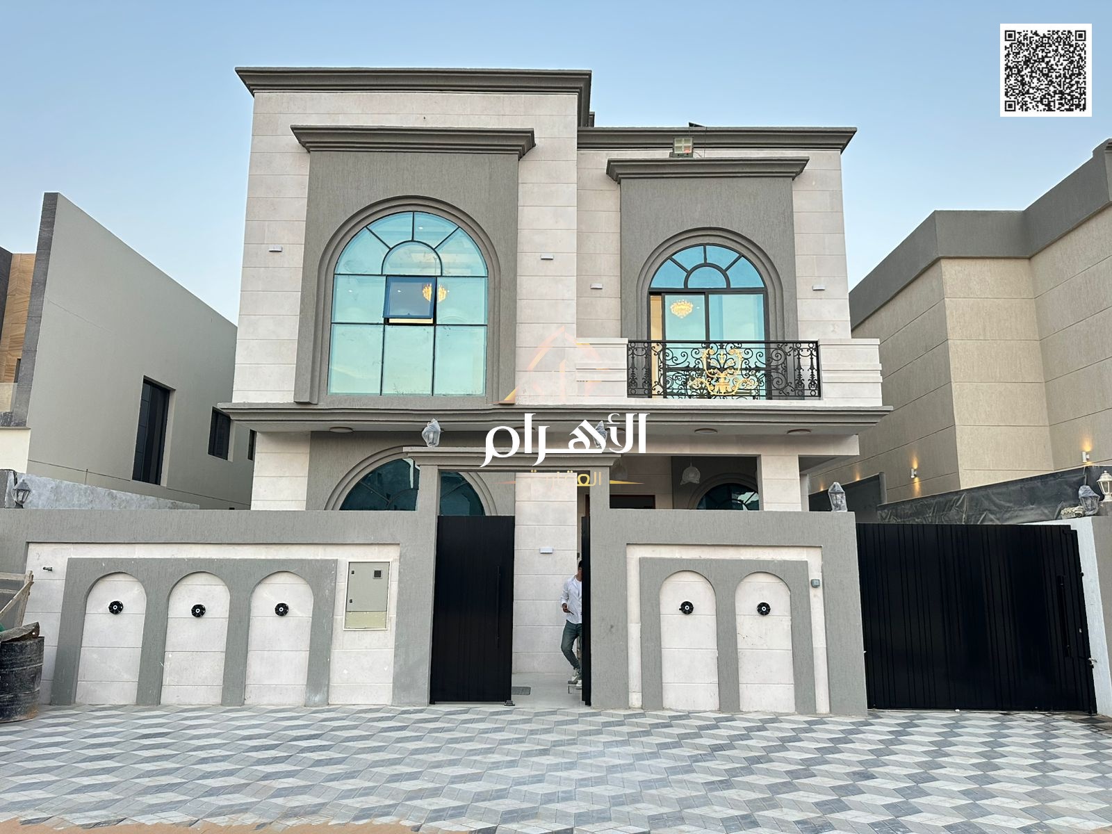A bargain price including registration fees, freehold property consisting of 7 rooms (ground floor, first floor, and roof). Freehold ownership for all