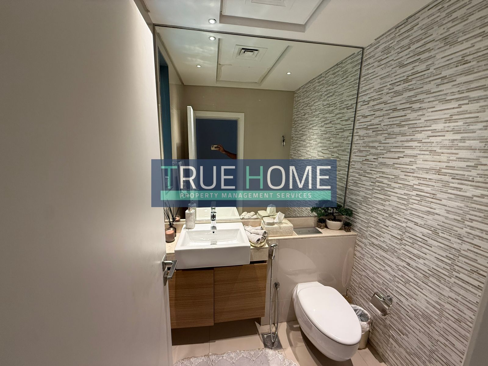 Big Plot Corner Townhouse \ Freehold \ Single Row