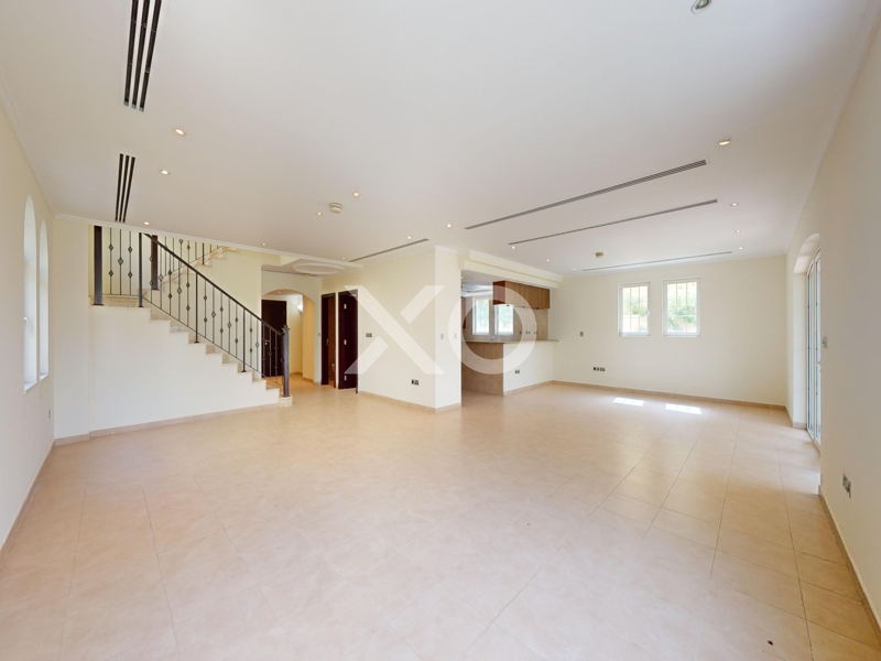VACANT NOW | PRIVATE POOL | SINGLE ROW