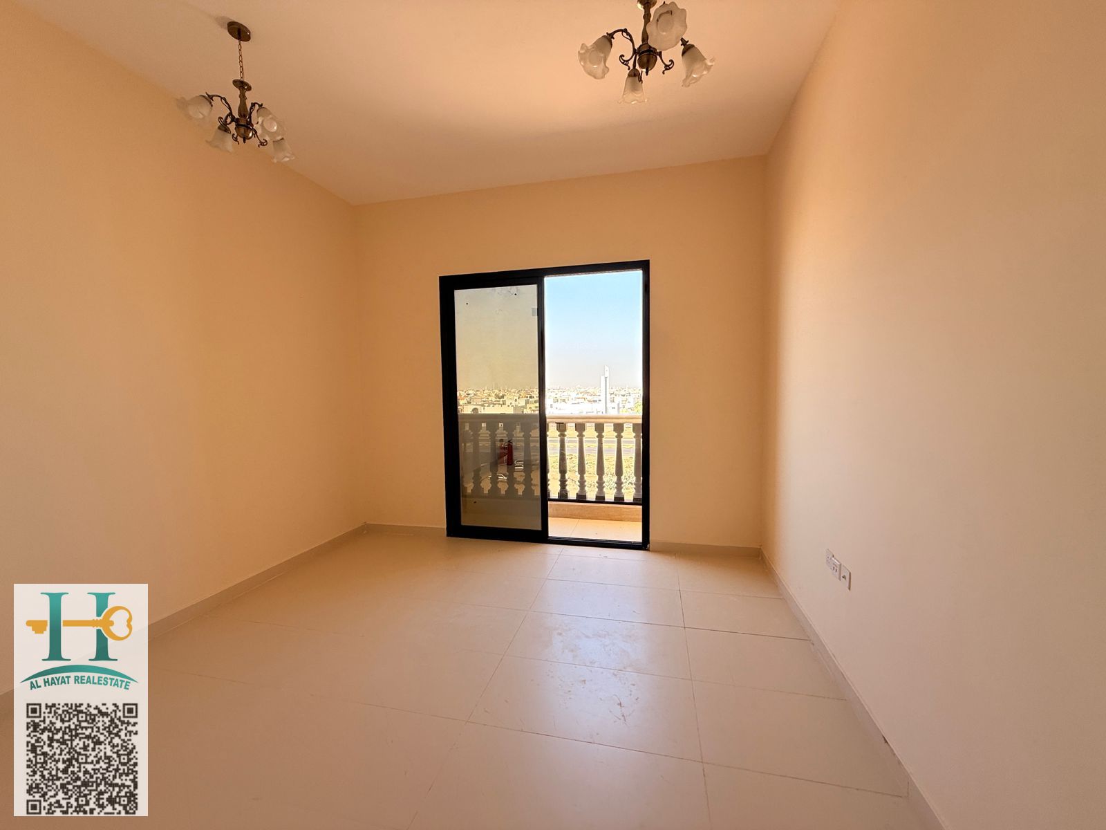 Room and lounge, the first resident of the high area, an area of 1000 feet, 2 bathrooms, 33000, central air conditioning, parking free