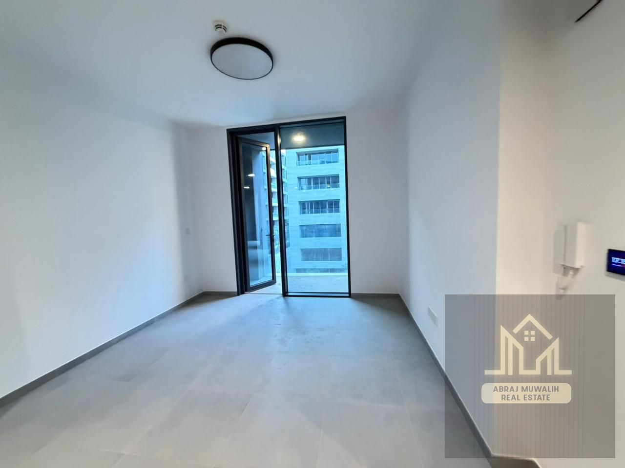 LAVISH APPARTMENT WITH WARDROBE 2 WASHROOM 5% DEPOSIT 4 CHQ PAYMENT IN 90K