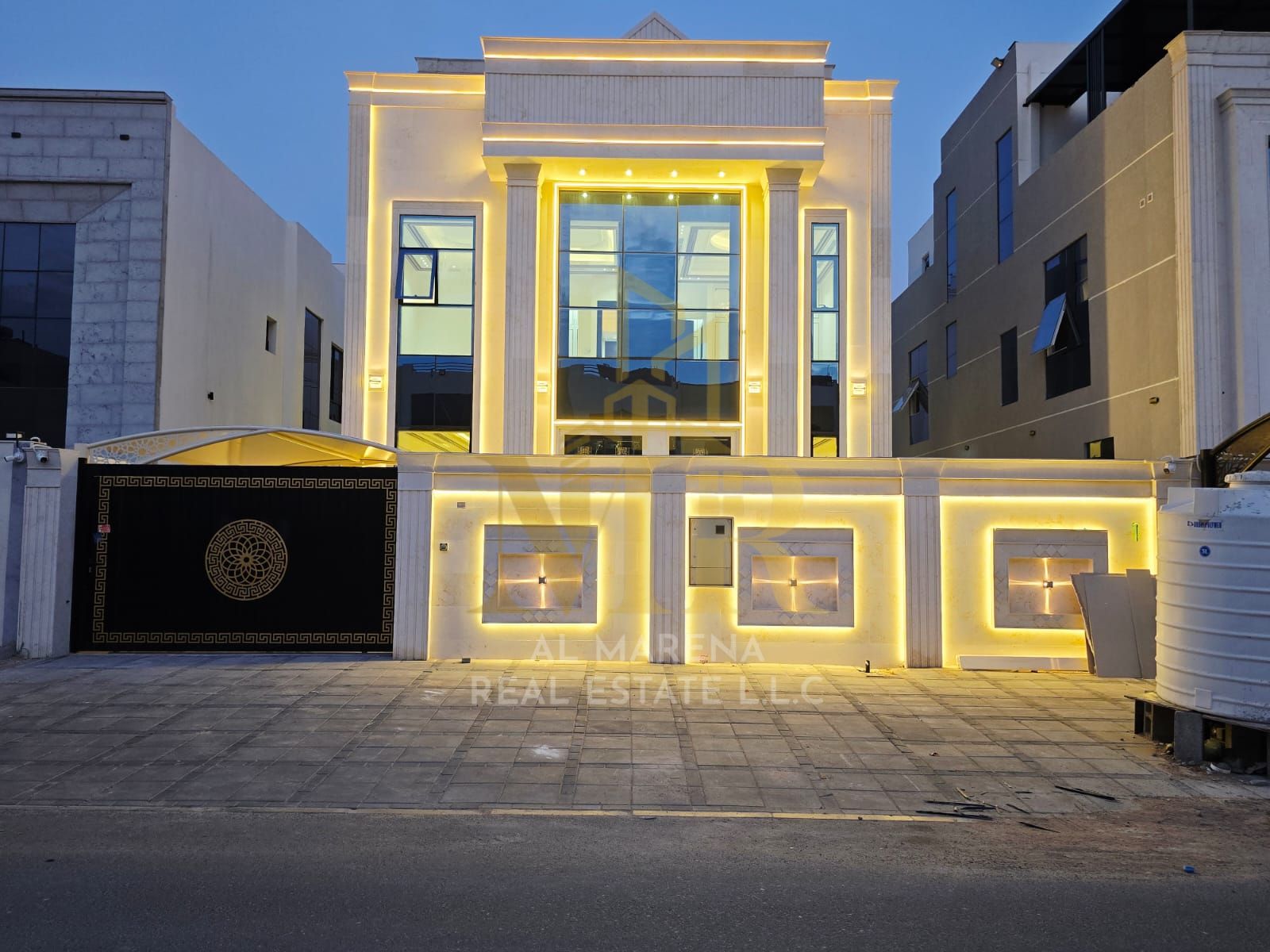 Includes electricity, water, and air conditioning fees. For sale: a luxurious classic two-story villa with a roof terrace in the Al Helio area, opposi