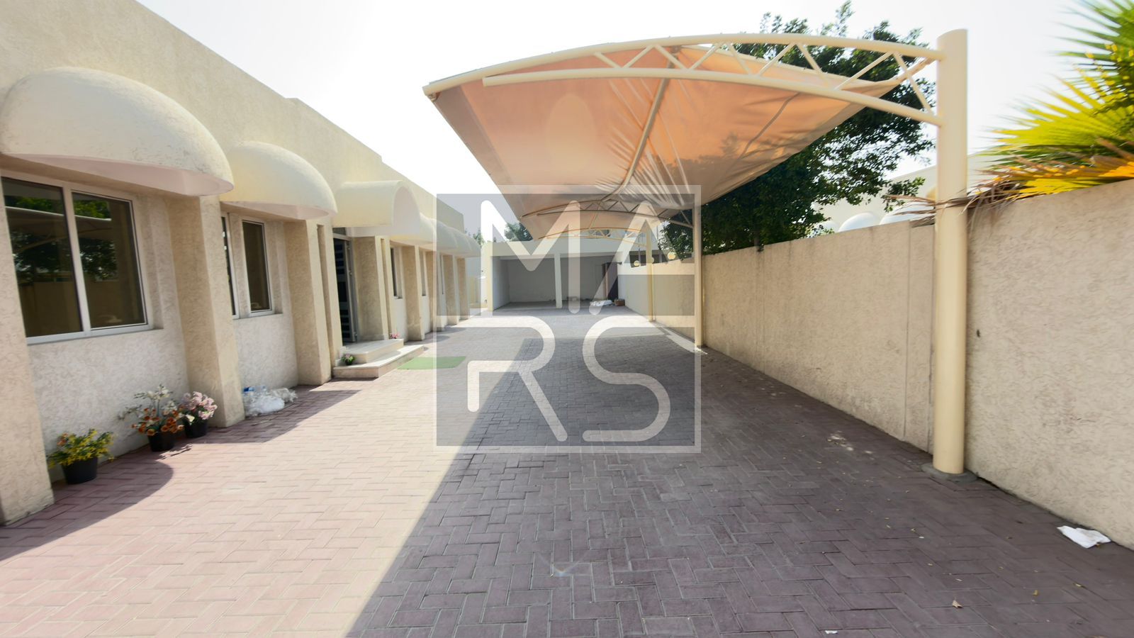 Apartment for Rent in Al-Ghubaybah – With Roof and Spacious Layout