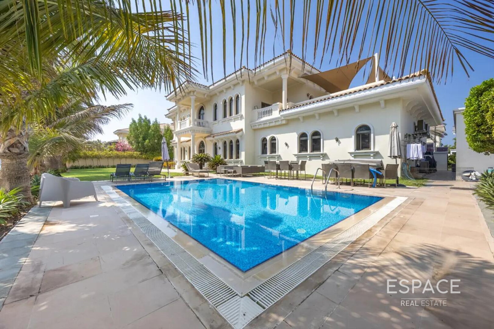 6 Bed Great Rotunda | Vacant | Skyline