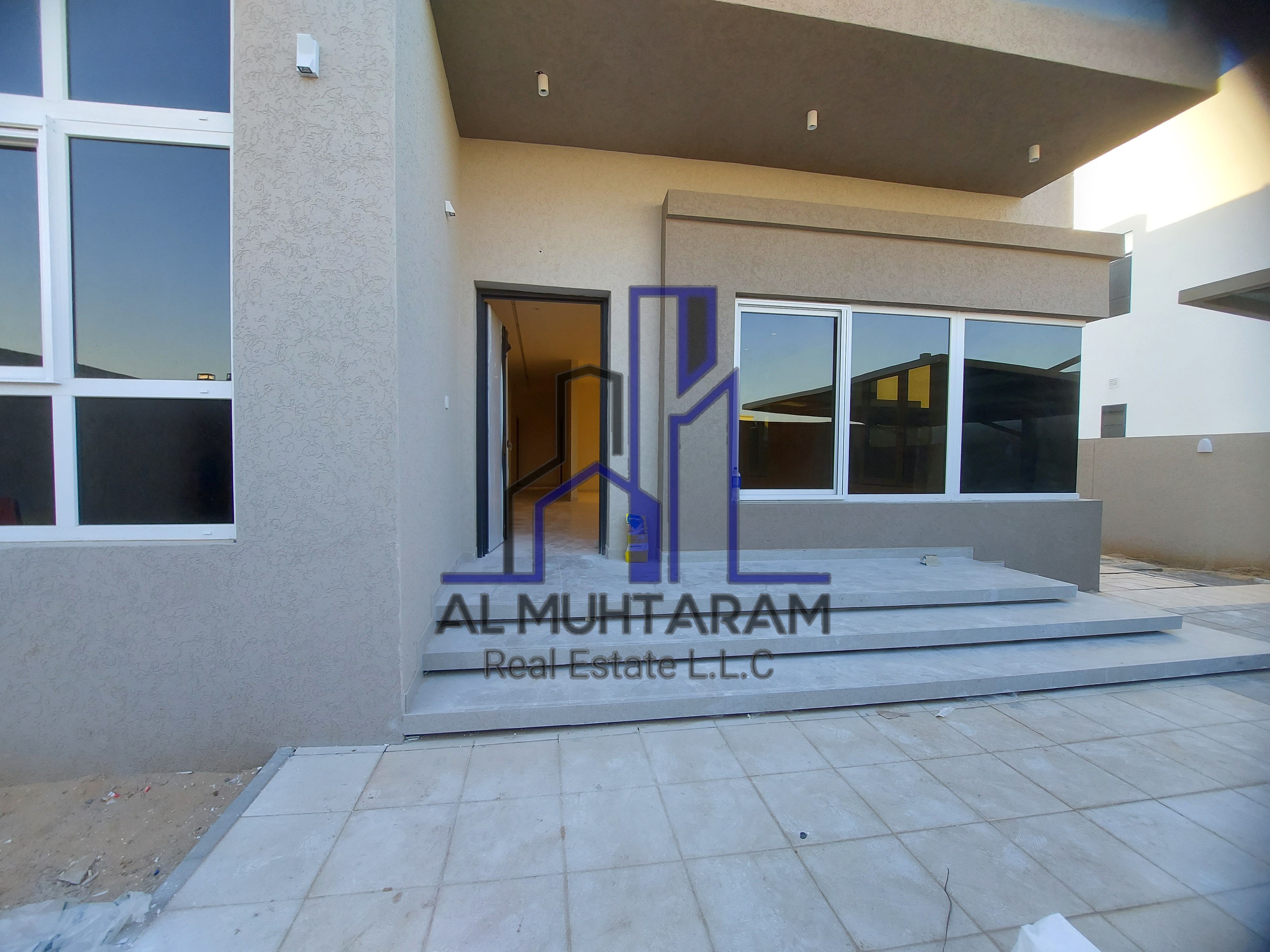 Luxury 4BR Townhouse Family Area Prime location