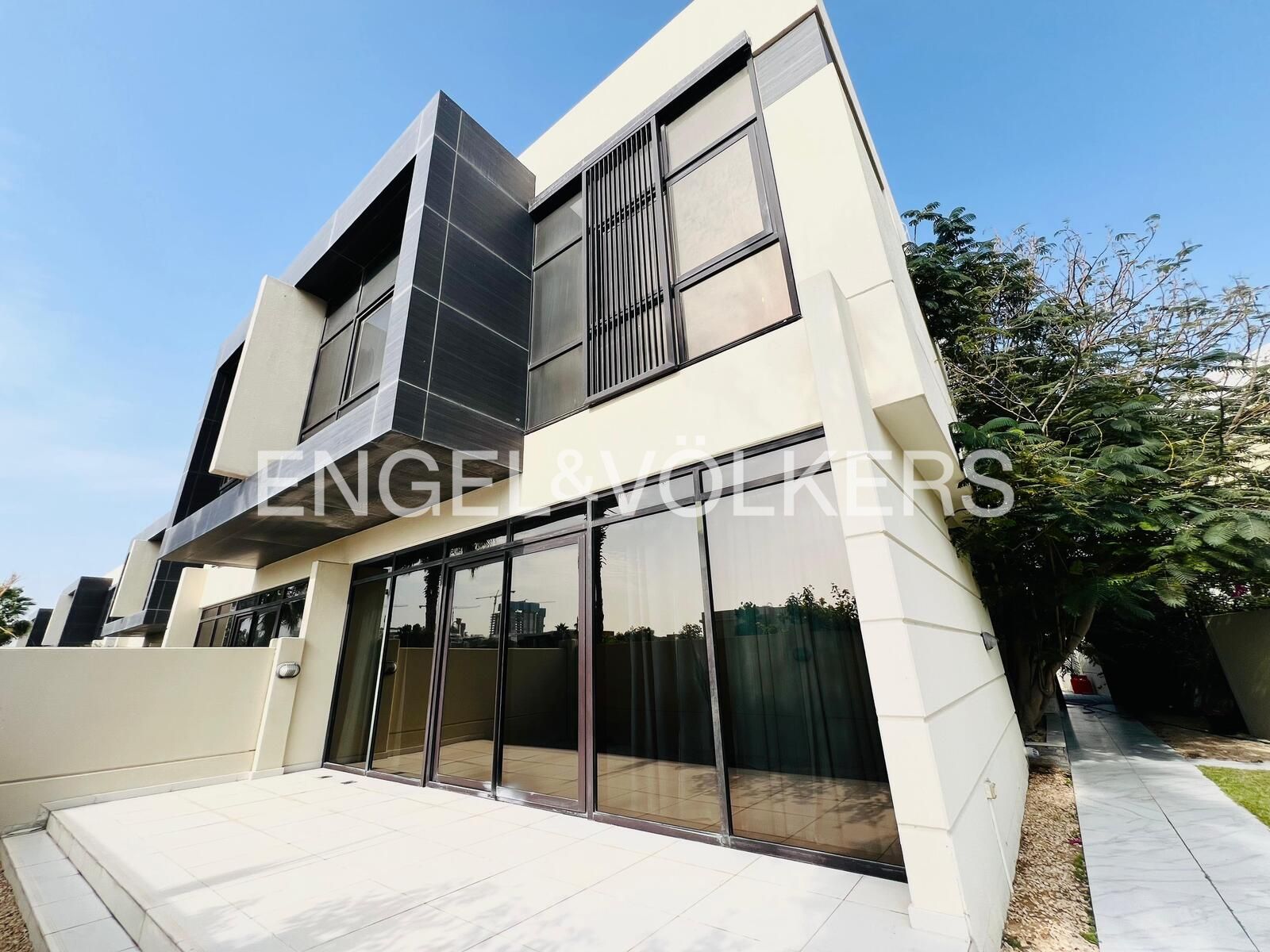 Exclusive Single-Row | Vacant | Private Living