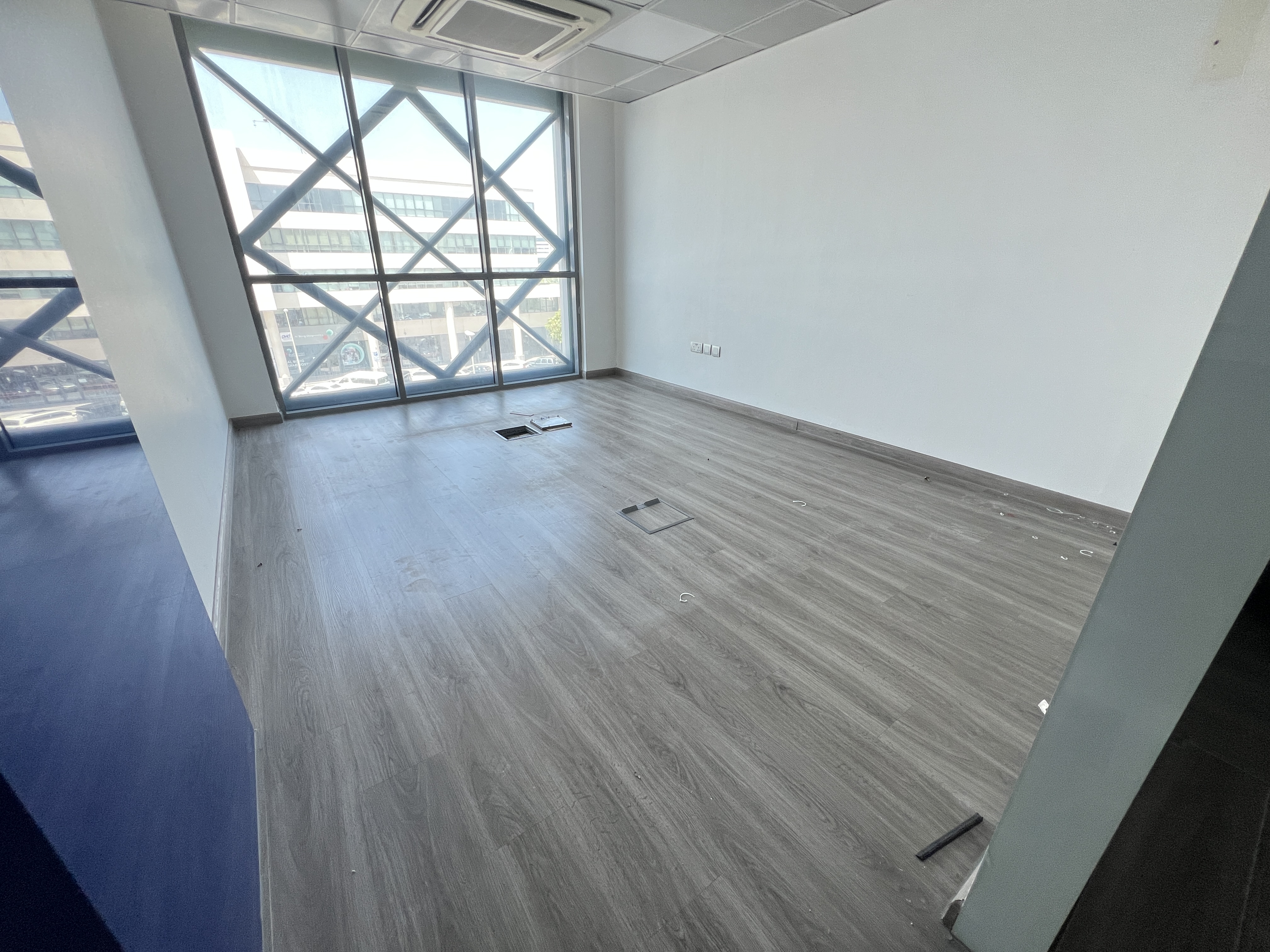 SPACIOUS OFFICE CLOSE TO METRO 172k