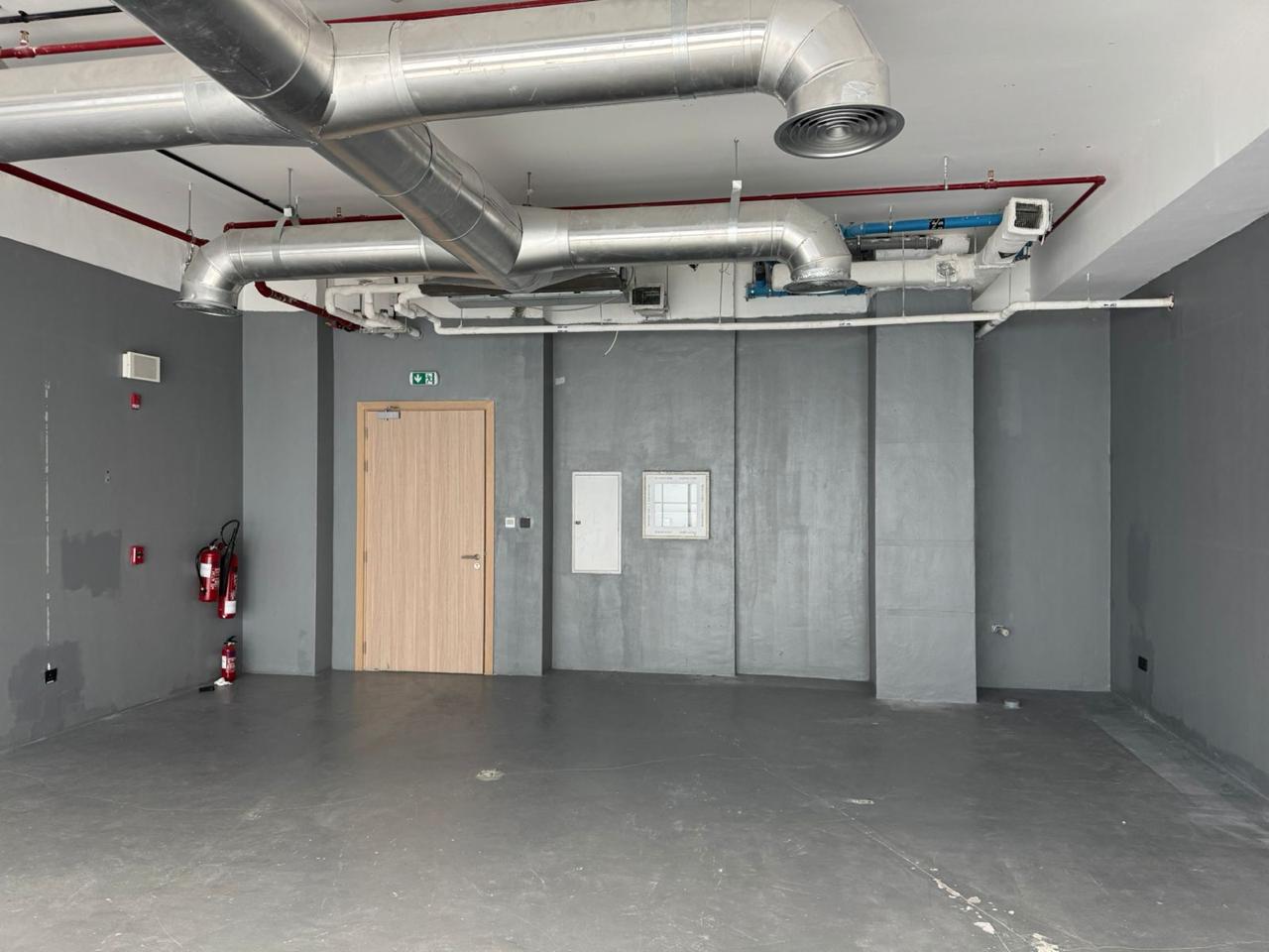 SEMI FITED OFFICE. AL QUOZ. 1 CHILLER FREE. &. WATER FEE. 786/sqft. RENT. 165k. In 4 PAYMENTS