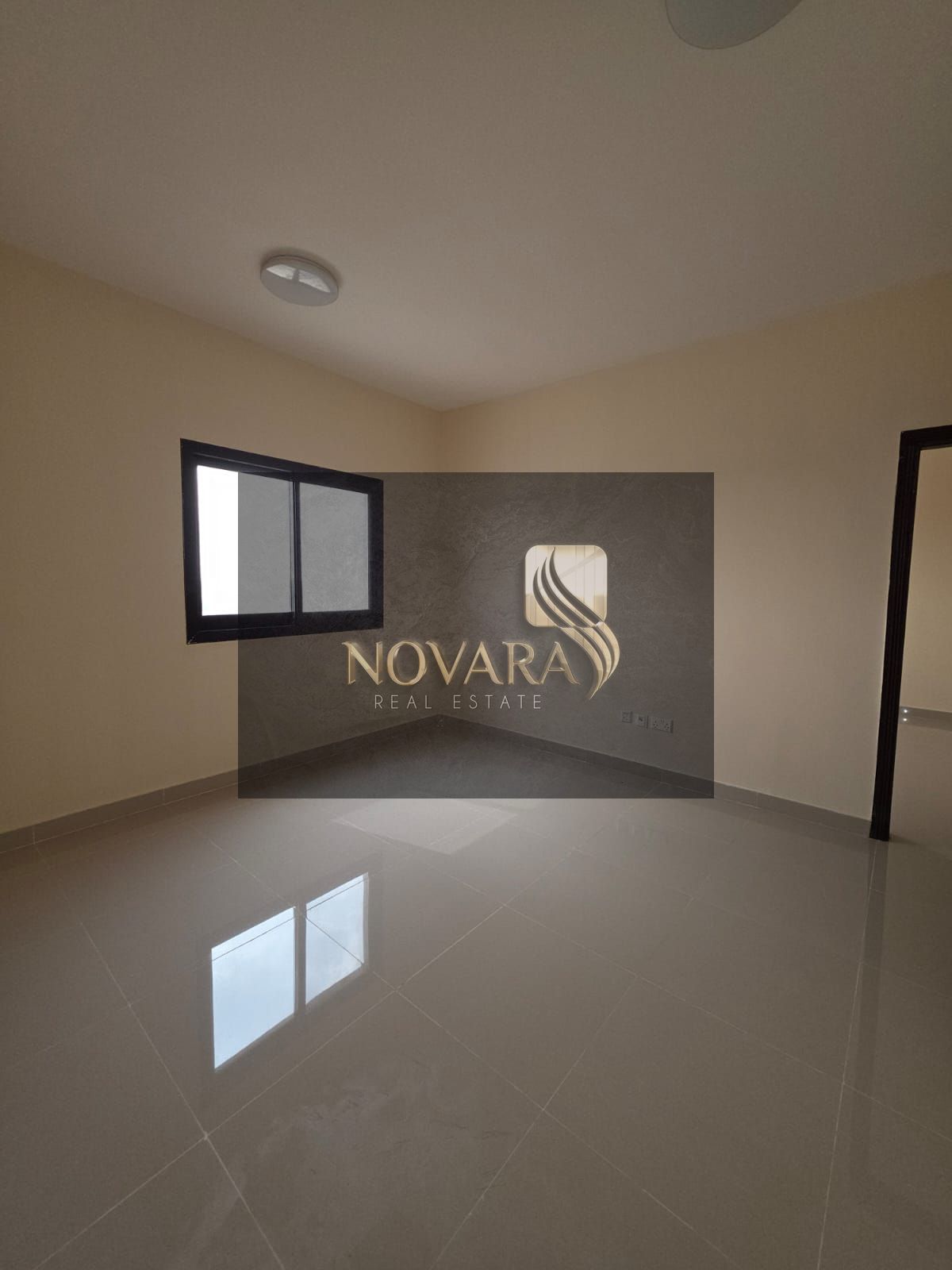 One-bedroom apartment for rent in Umm Al Quwain on a main street, free parking, close to Ajman, ready to move in, rent 32,000 dirhams.
