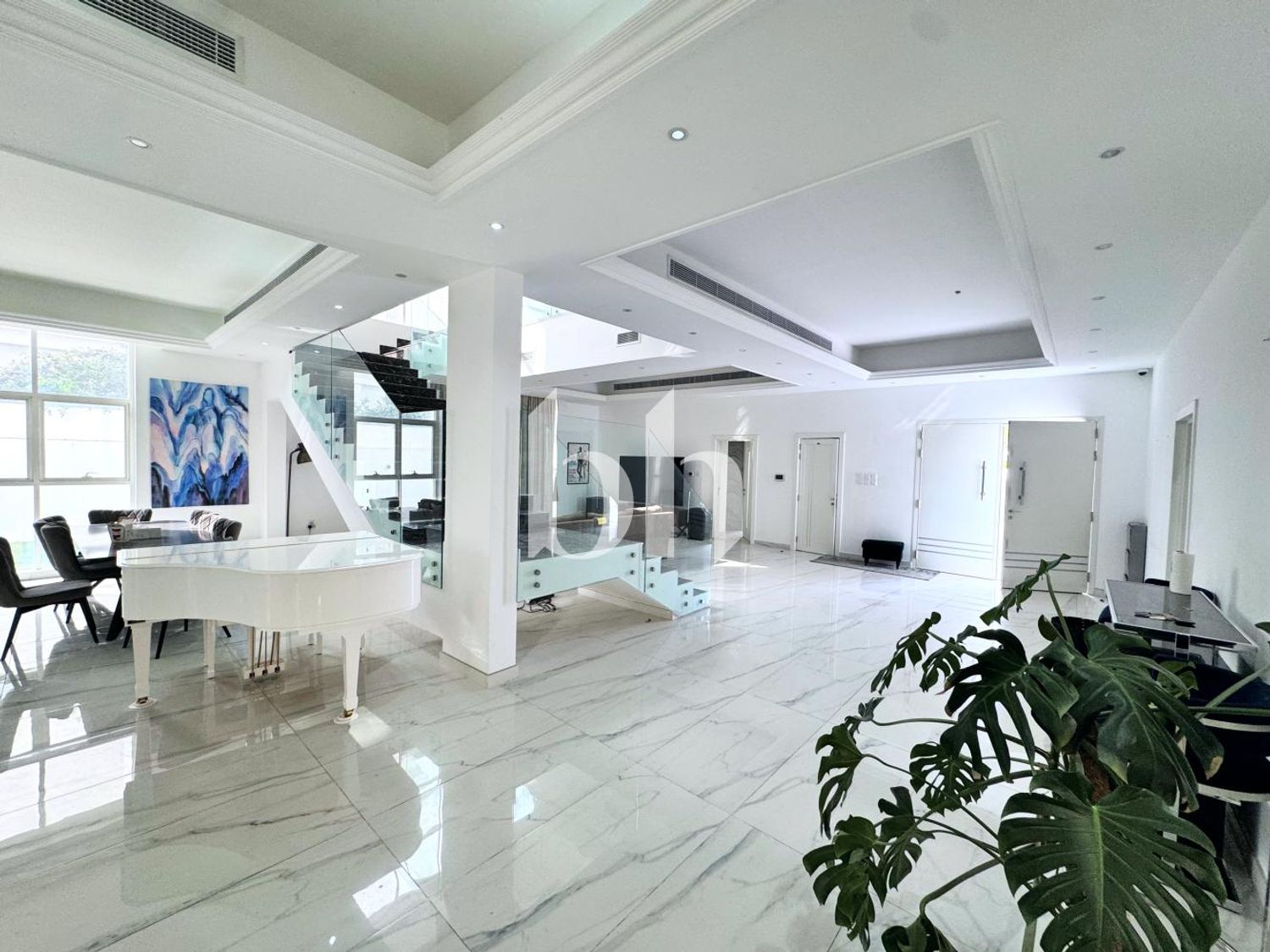 Modern | Home Gym | Jacuzzi | Ample Parking