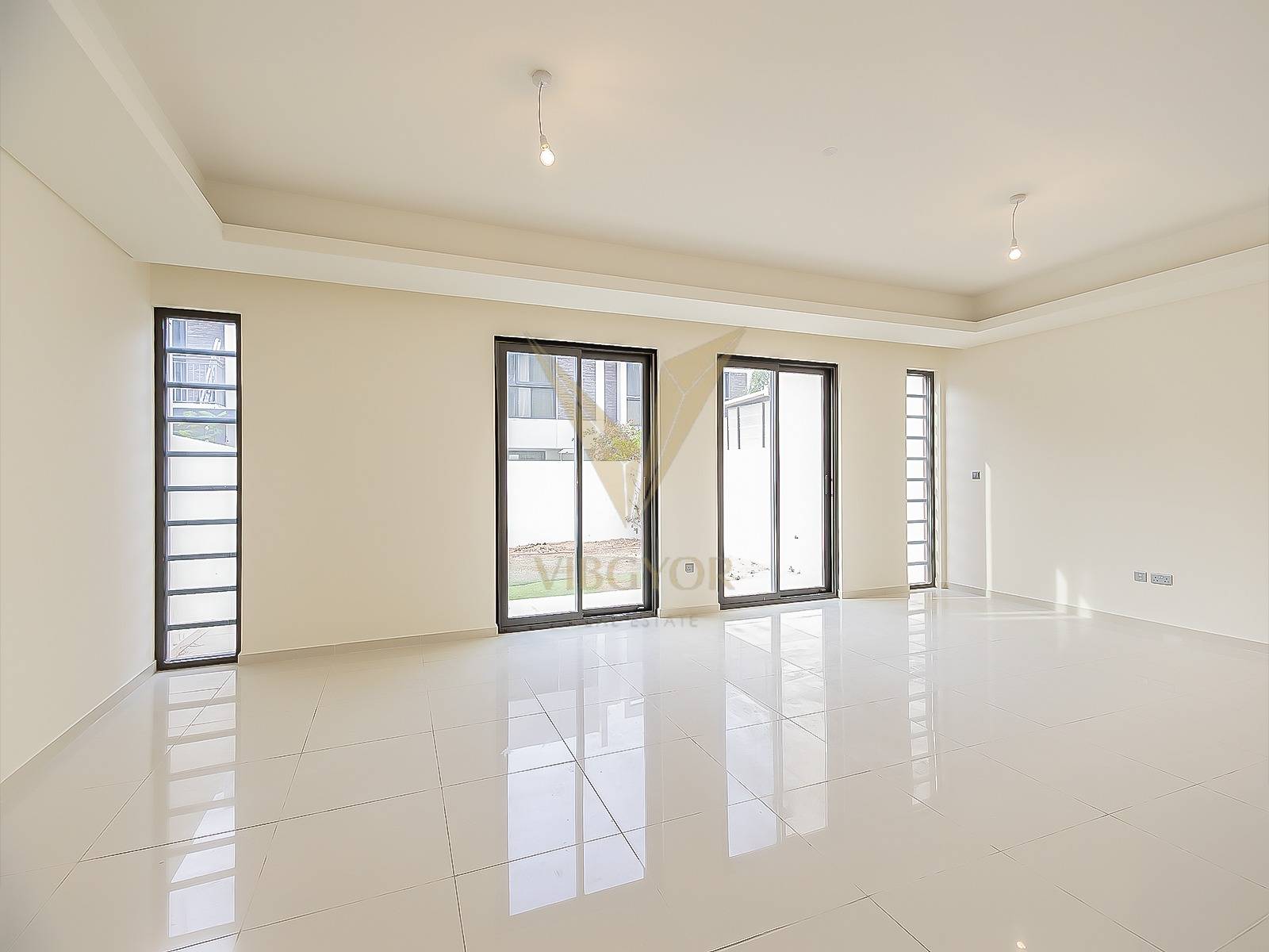 Vacant 5 BR Townhouse | Ideal Spacious Family Home