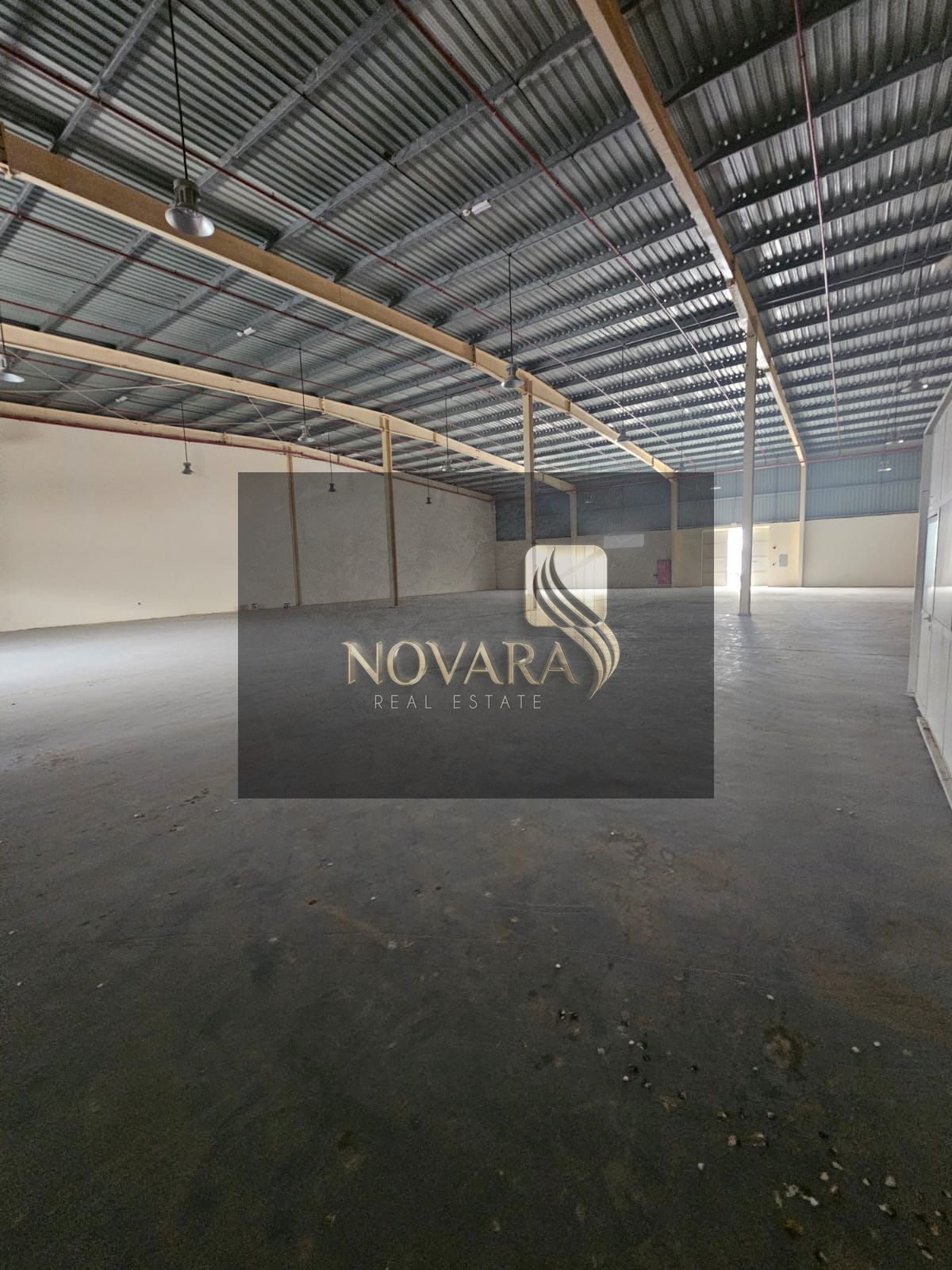 Warehouse for rent in Umm Al Quwain with an area of 13,000 feet without a mezzanine, office and internal bathroom, 19kw electricity, rent 520,000 di