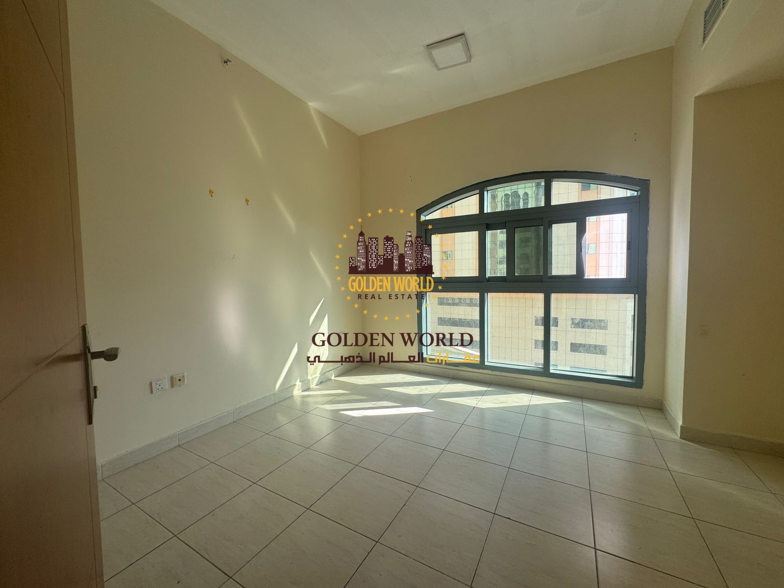 Spacious 2 Bedroom Hall Apartment with Two Balconies, Comfortable Layout and Clean Finishing in a Prime Location Close to All Services and Transport,