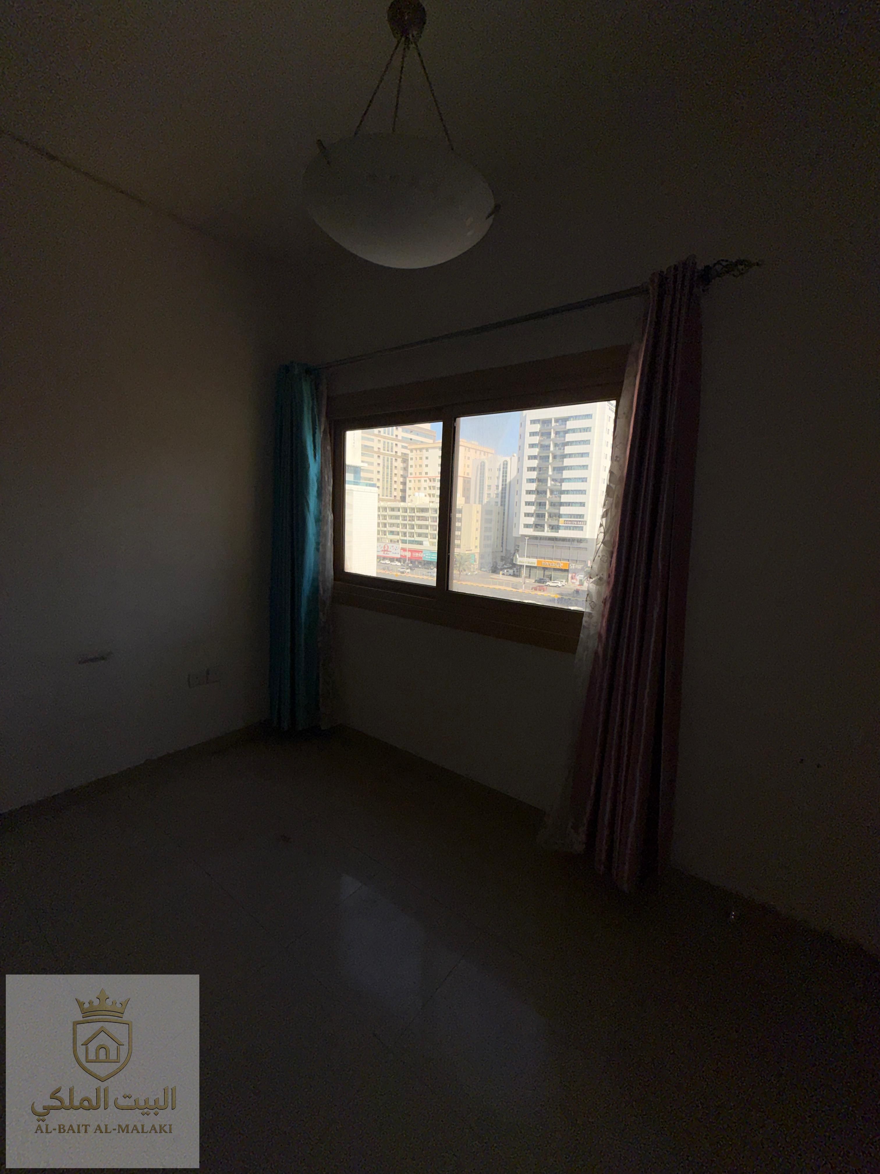 One bedroom and living room with two bathrooms on the Dubai exit with a view of the room. Free ten-day open house.