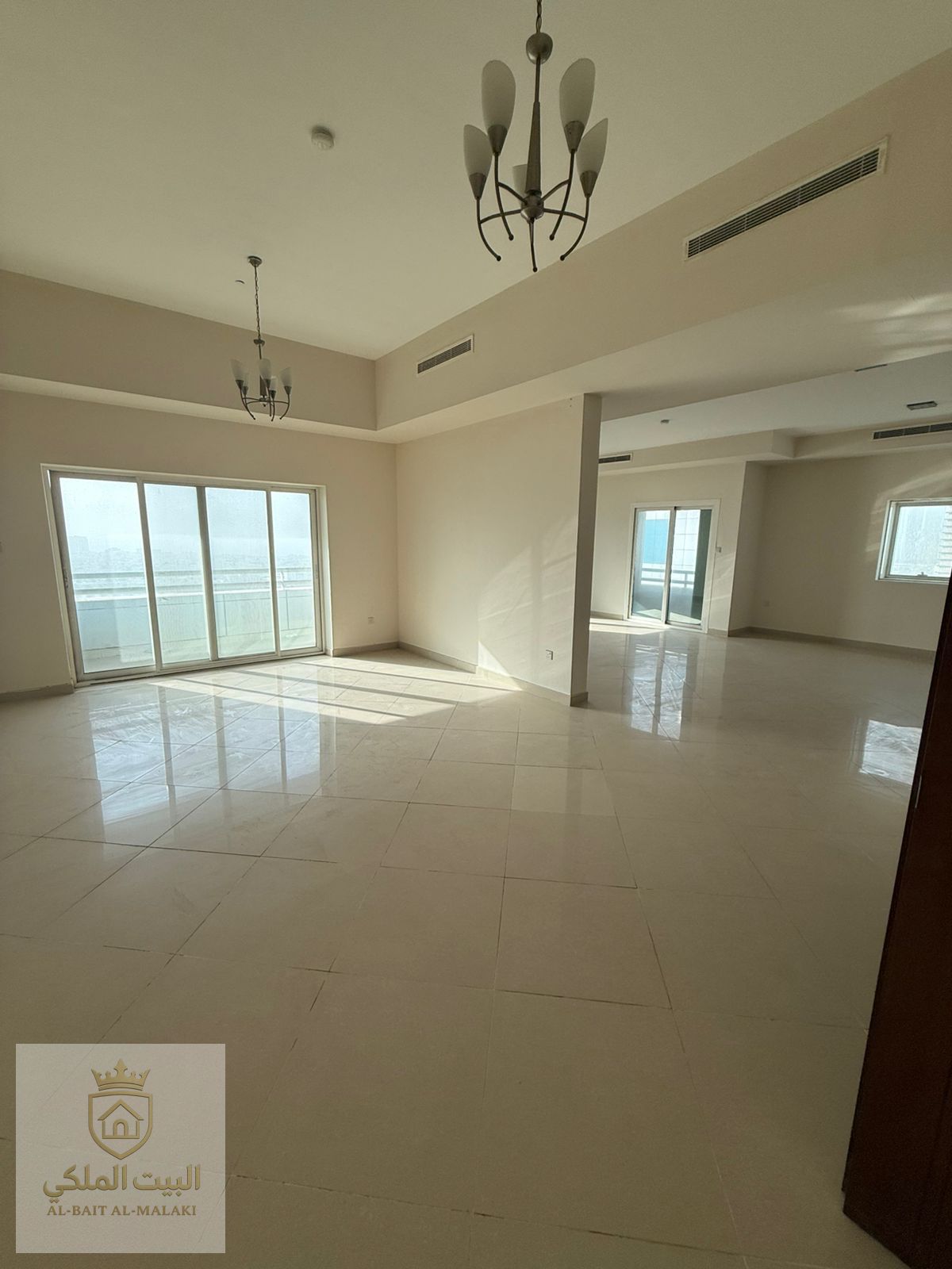 Four-bedroom duplex with a spacious living room and sea view, featuring five bathrooms (all en suite), a maid's room, two free parking spaces, and air conditioning (free gym and swimming pool included).