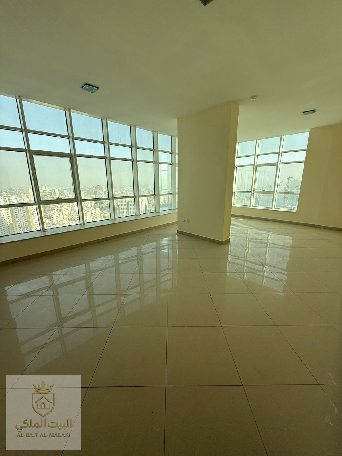 Five rooms and a living room with 6 bathrooms, all rooms are master suites, maid's room, spacious area, sea view, 2 free parking spaces, free gym and swimming pool, and air conditioning is included with the owner.