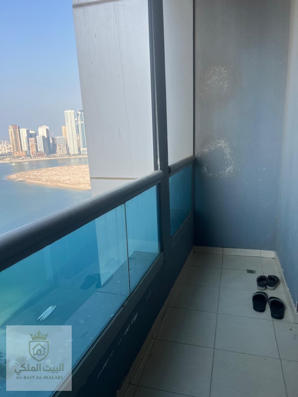 Room and lounge in cooperation Full sea view With the universe Parkin Free A very large area Two bathrooms
