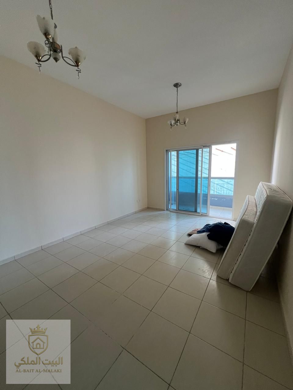 One bedroom and living room with a balcony, spacious area, full sea view, free parking, 2 bathrooms