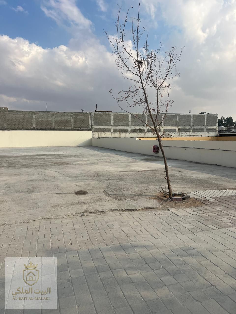 For rent a walled land in the old Saja with a privileged location and a large area of 20,000 square feet, fully equipped and ready to use. It includes two rooms, a bathroom, a kitchen, and a fire room,