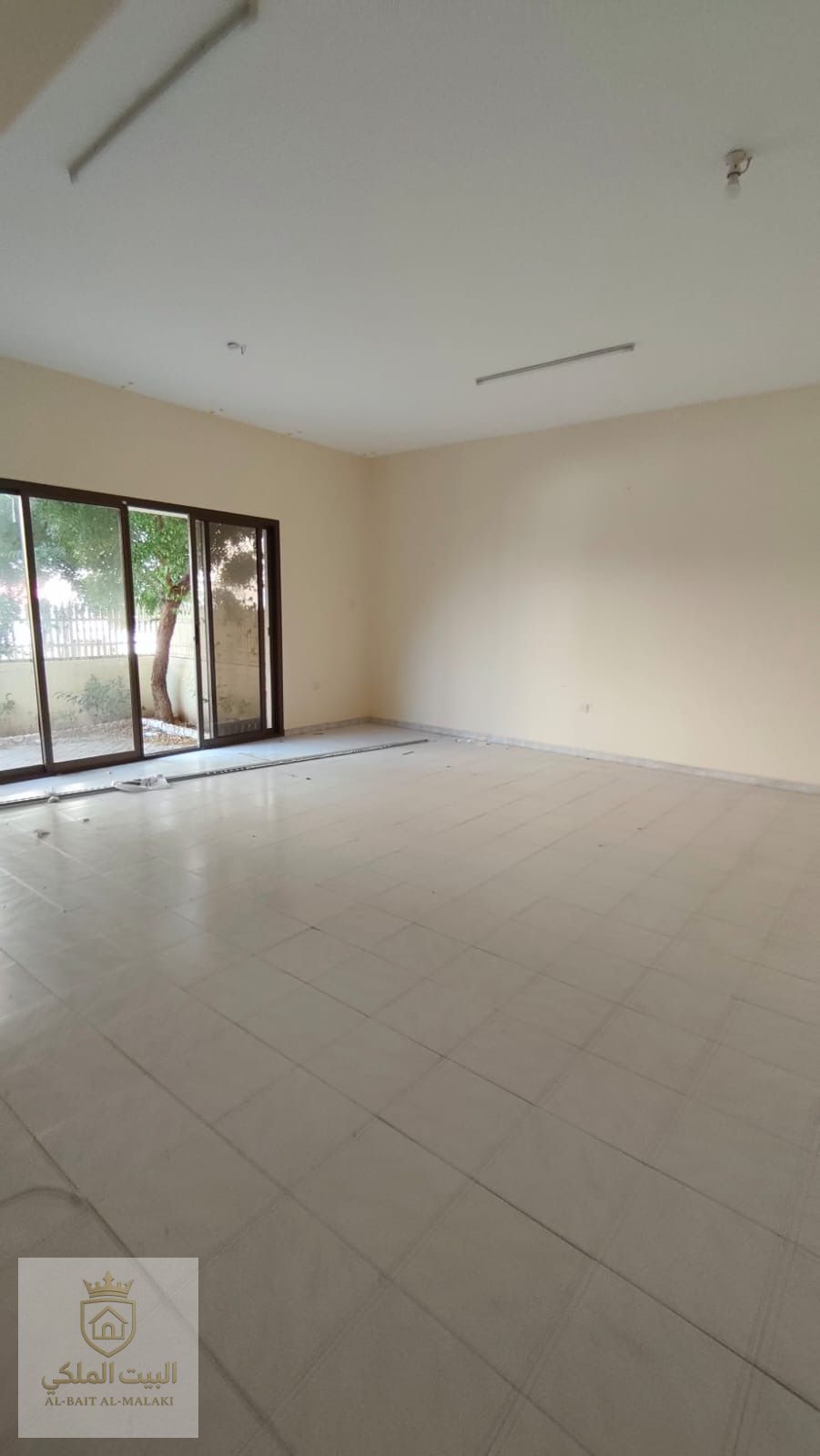 Villa for rent on Al-Hirah Beach (Al-Fisht) with a direct sea view, characterised by an exceptional location and a few steps from the sea. It consists of 4 spacious bedrooms