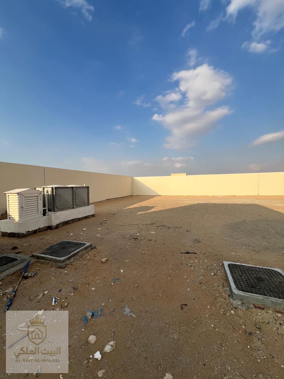 A new hout in Al Saja Industrial Area - Emirate of Sharjah, with an area of 10,000 square feet. It consists of a spacious hedge as well as a desk, kitchen, and bathroom. The property is completely new