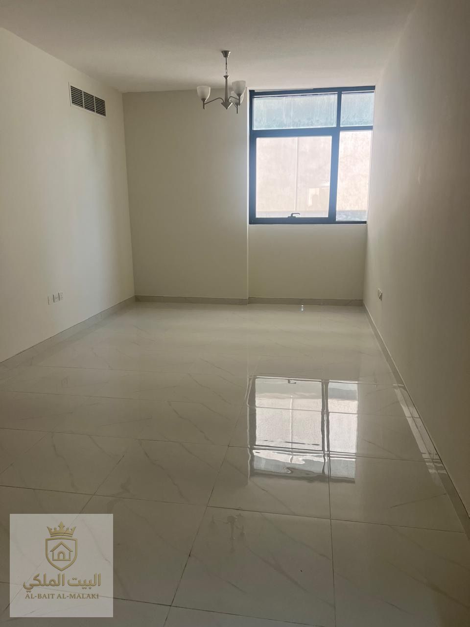 A room and a lounge with a balcony in the cooperation area directly on the exit of Dubai, within a completely new building and the first resident, the building is only one month old. The apartment is characterised by a spacious area, a practical design an