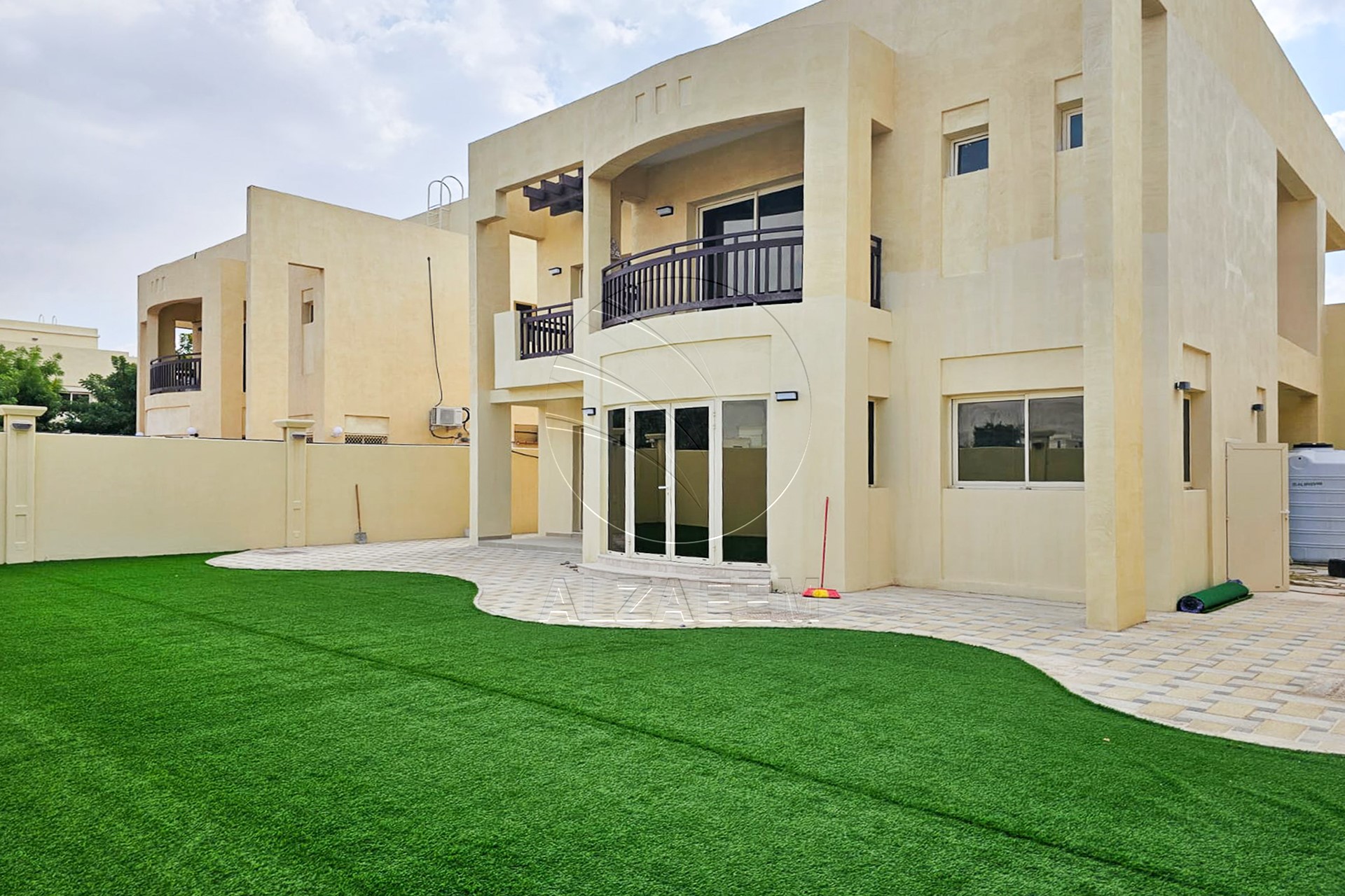 √ No Commission | Single Row | Landscaped √