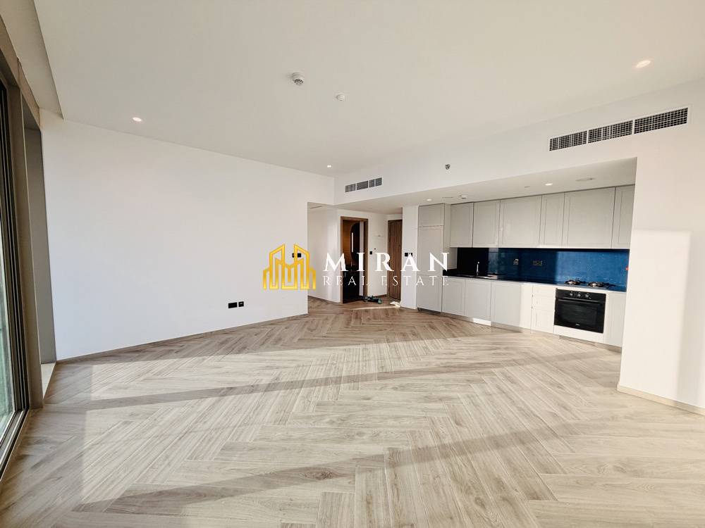 Canal view-Elegant floor to ceiling window high rise