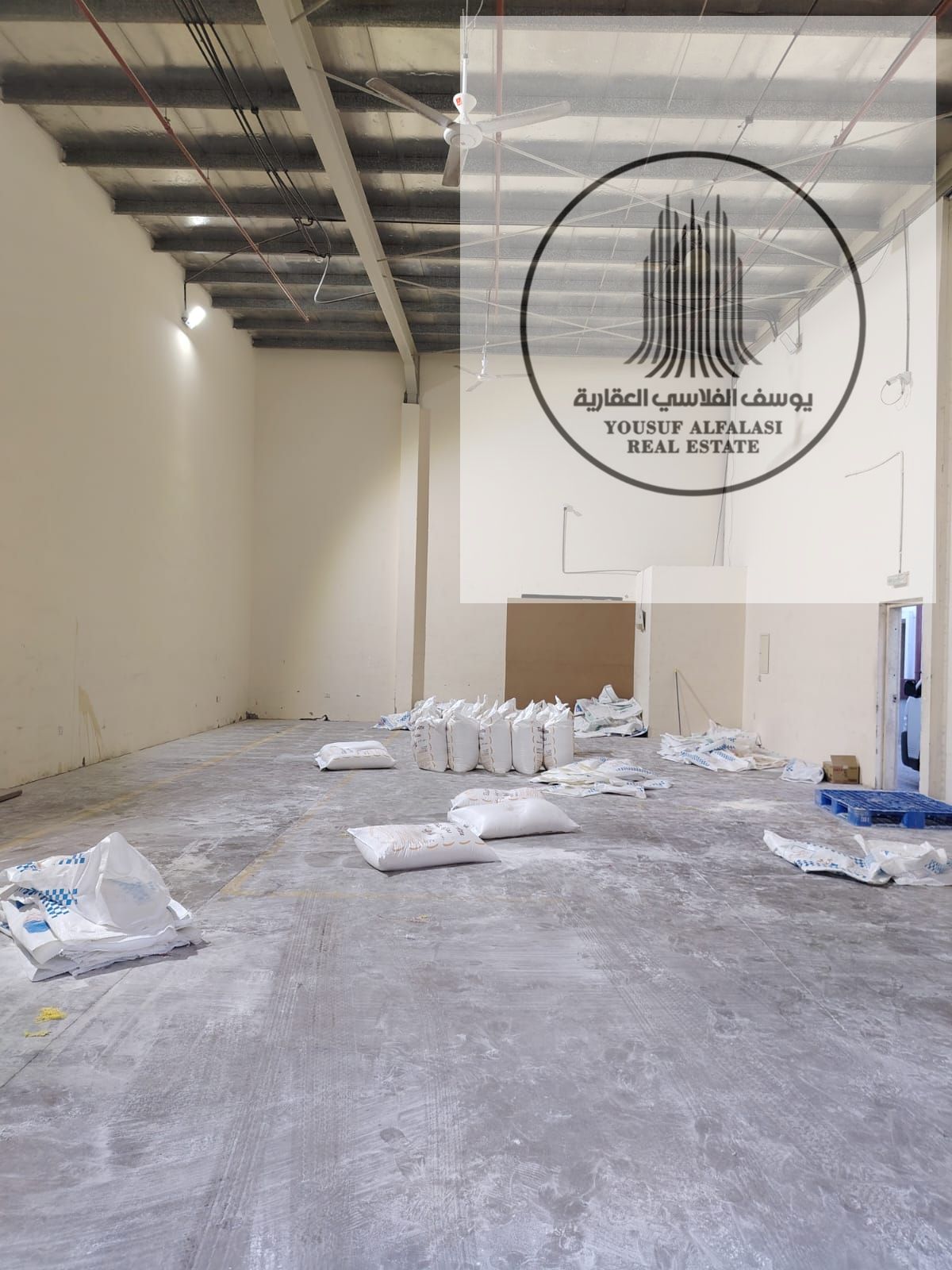 Warehouse, monthly or annual rent, bills included or not, prime location