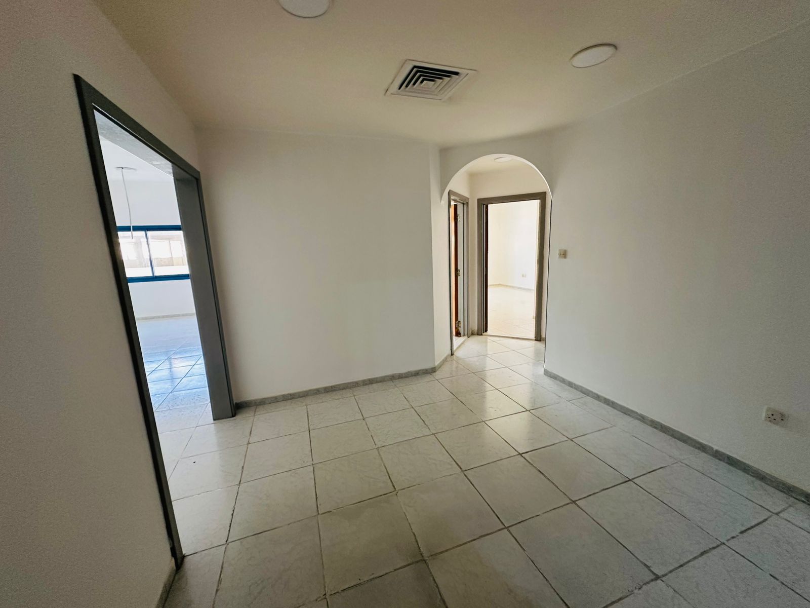 Free air conditioning, balcony, large hall/distribution area, payment facilities, excellent lively location, close to the Dubai exit.