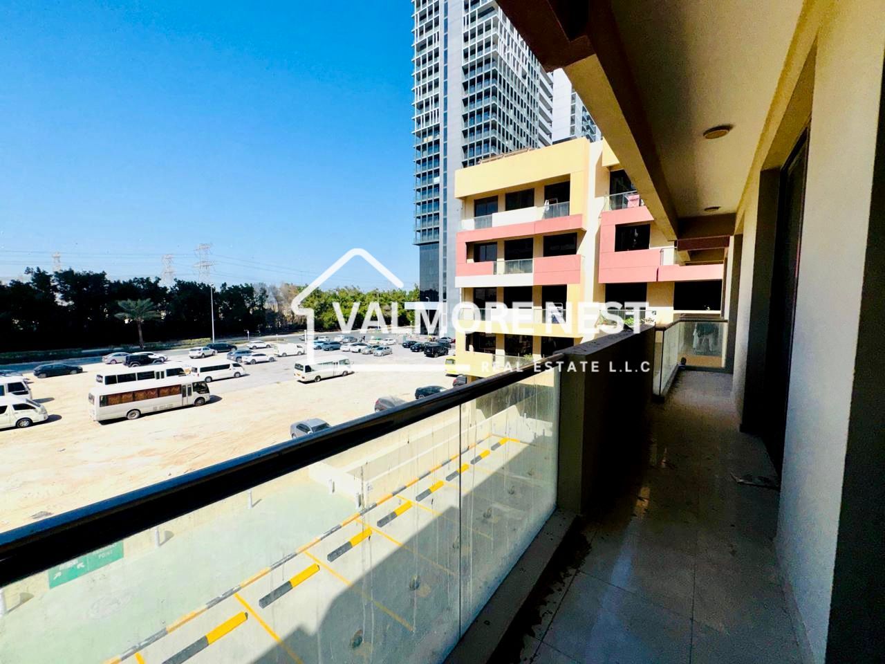 Spacious I Prime location I Balcony View