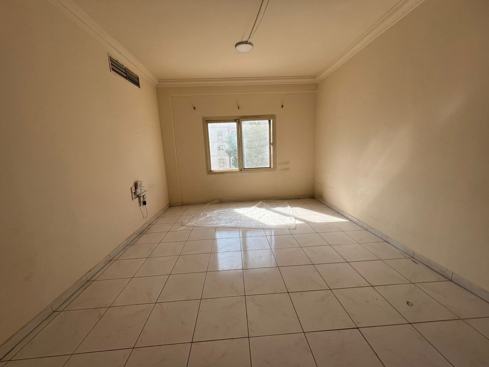 1 Bedroom + Living Room / Central AC – Balcony – Open View – Central Gas – Price: 32,899 AED – Very Spacious