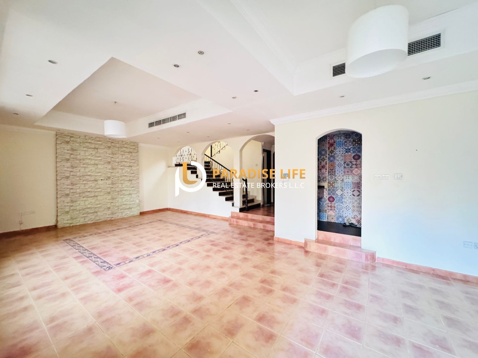 GREAT DEAL -4 BEDROOM PLUS MAIDS -CLOSED KITCHEN-SHARED POOL- CORNER UNIT-READY TO MOVE IN