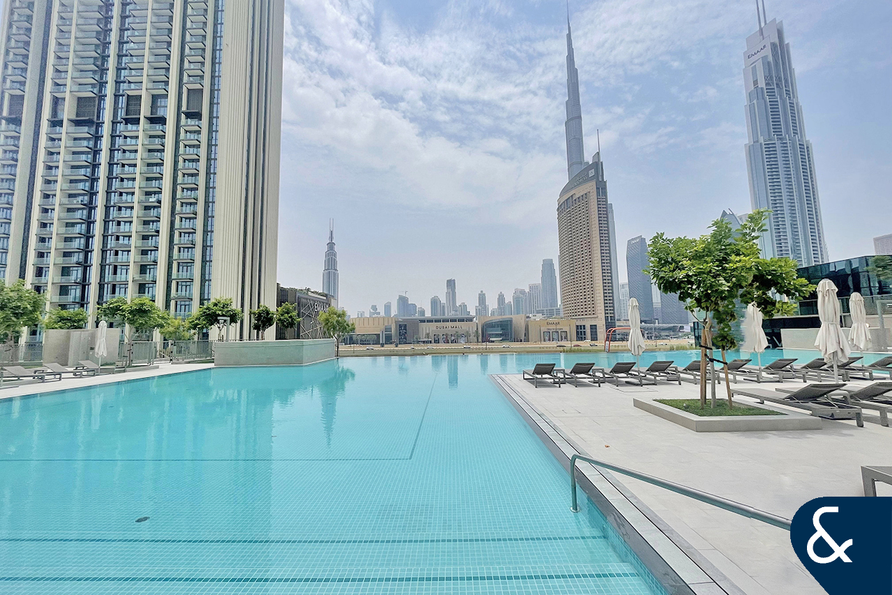 Luxury One Bedroom | Mall Access | Balcony