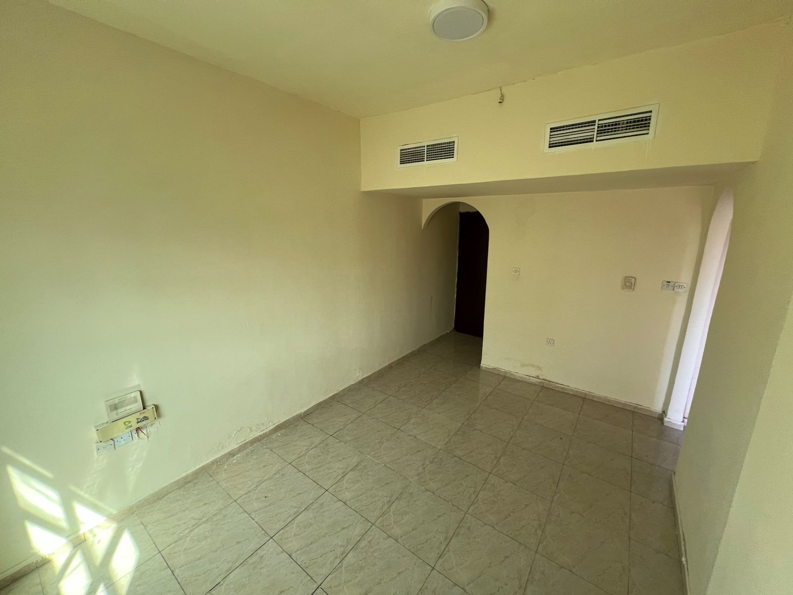 One bedroom and living room apartment at the lowest price, excellent location, with central air conditioning and maintenance included by the owner. A