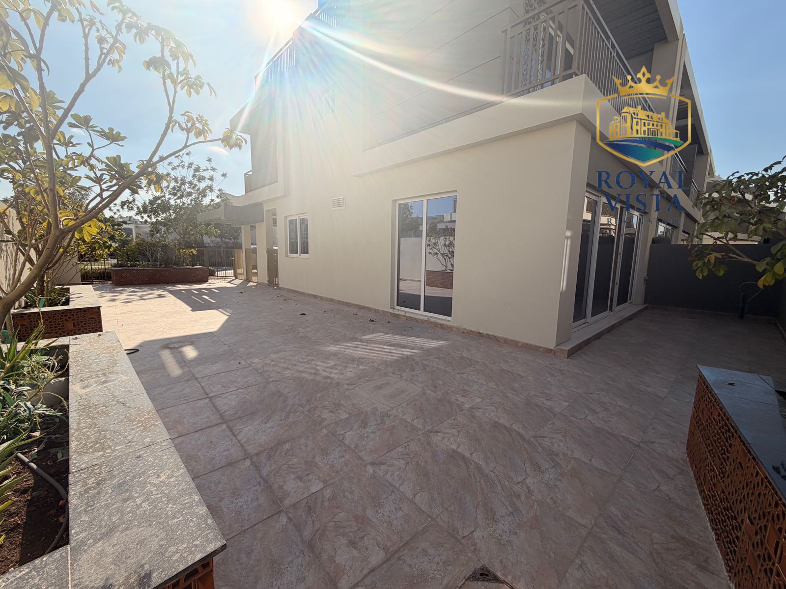 3+roof top brand new unit big living area space bigest ploat size L shape garden damac hills 2