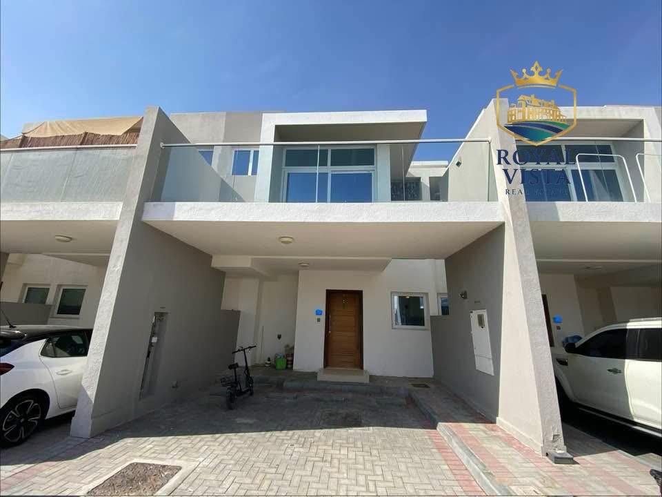 3 Bedroom Townhouse | RRM Type | Unfurnished | Available Mid-February
