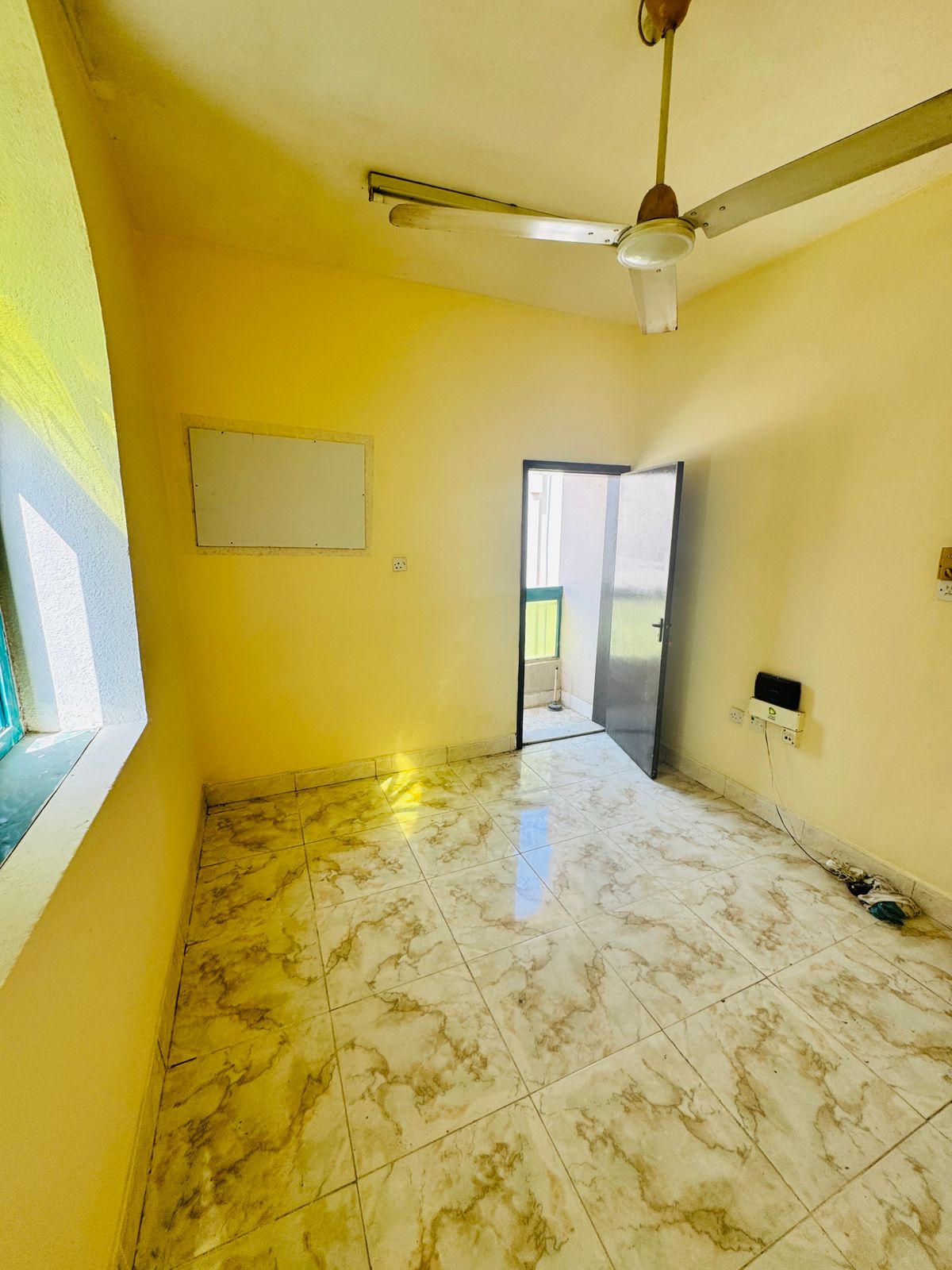 One bedroom and living room at an excellent price with very large spaces, excellent location, and free maintenance from the owner.